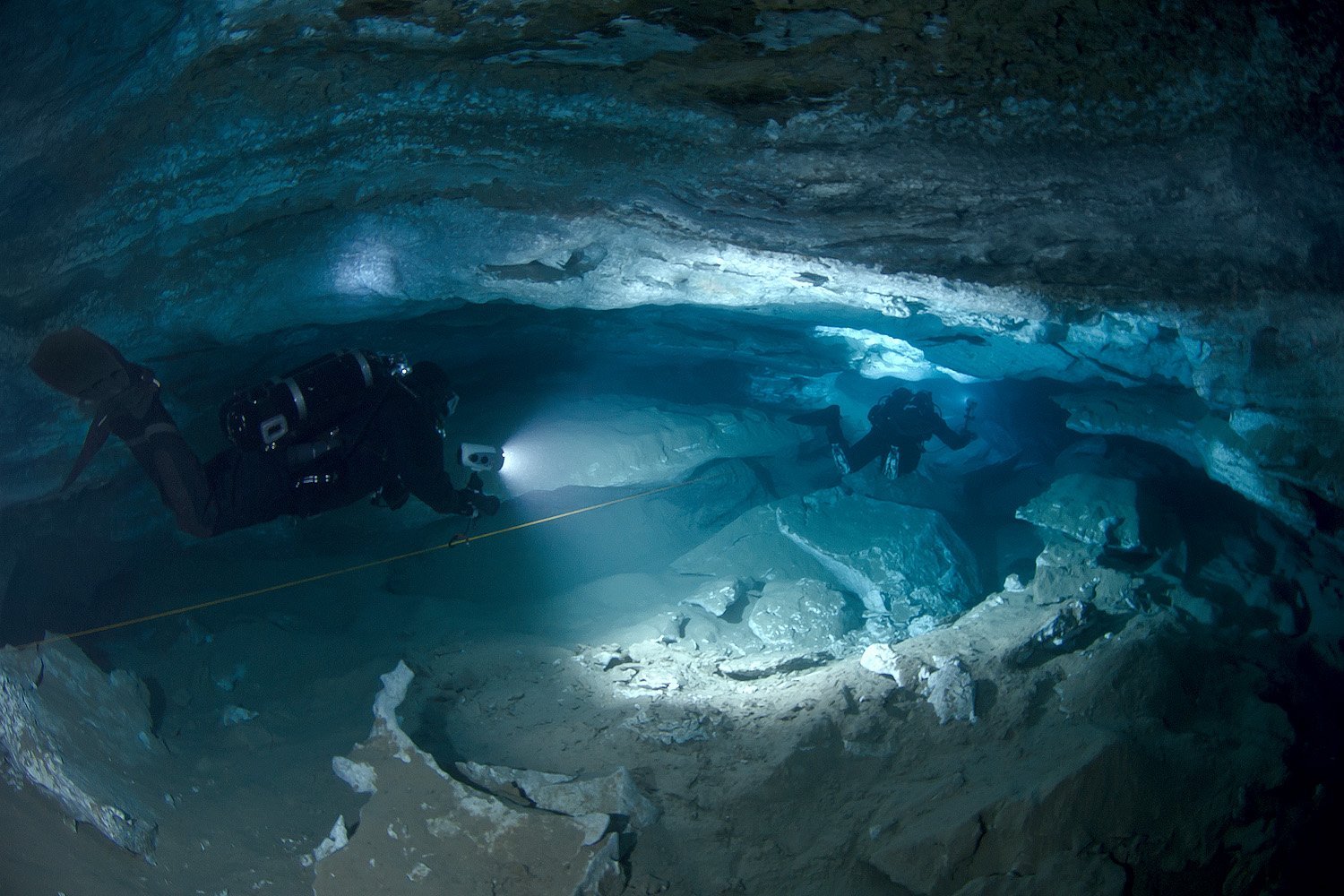 Вертикальная пещера затоплена водой можно найти уровень. Подводная пещера в Пермском крае Ординская. Пермь Орда пещеры. Подводная гипсовая Ординская пещера.