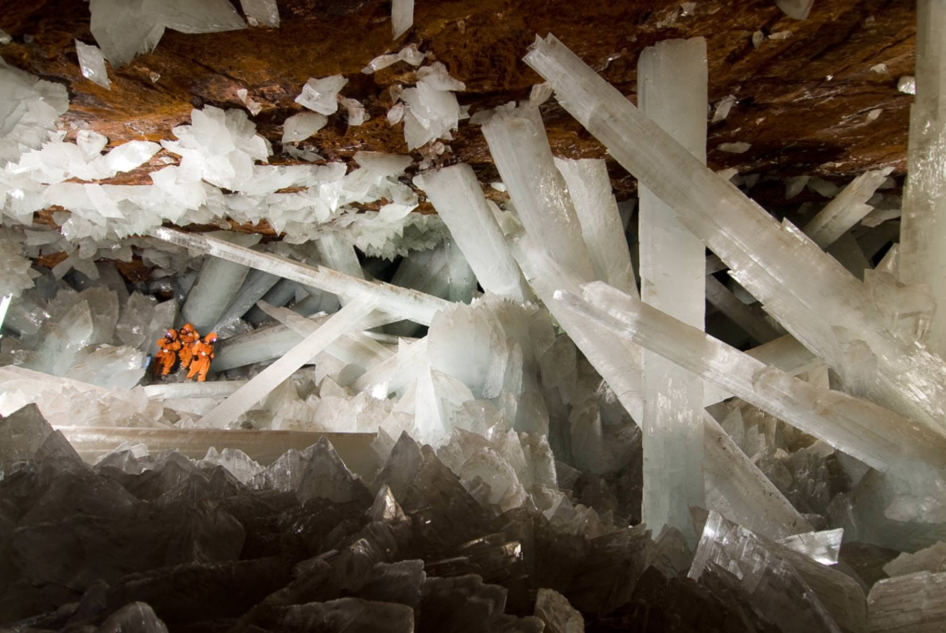 Город найка. Кристальная пещера гигантов Мексика. Пещера кристаллов гигантов в Мексике. Пещере кристаллов в шахтовом комплексе Найка. Гигантские Кристаллы пещеры Naica в Мексике.