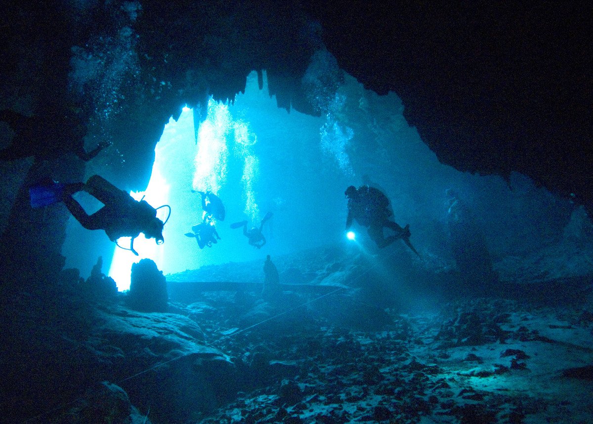 Подводная пещера арт