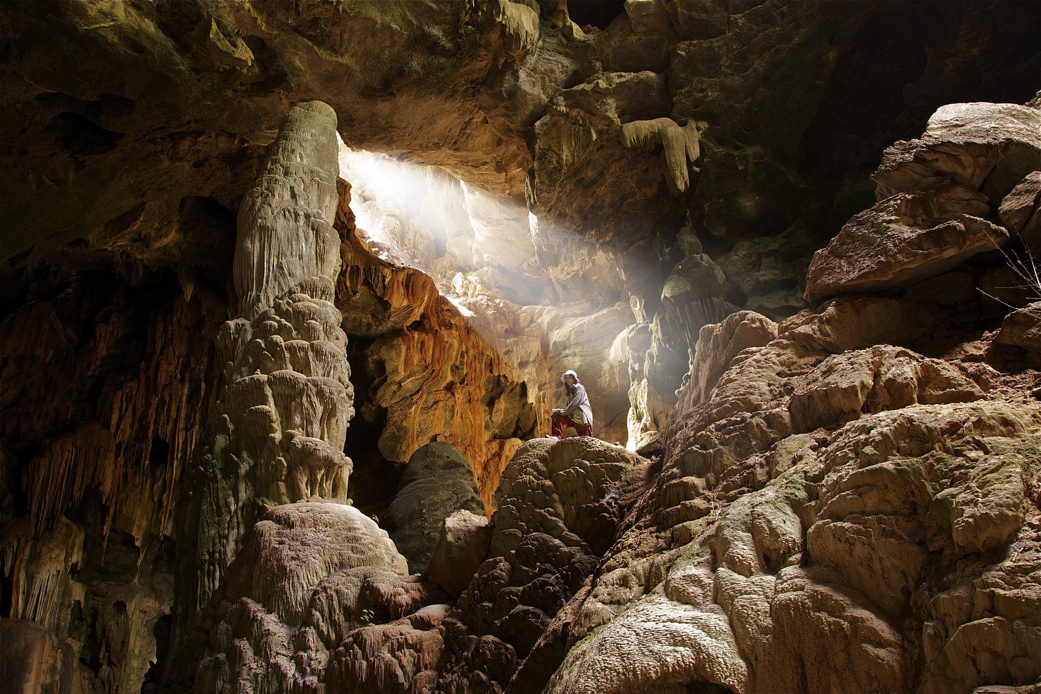 Caves adventures. Пещера. Горная пещера. Скалистая пещера. Подземные скалы.