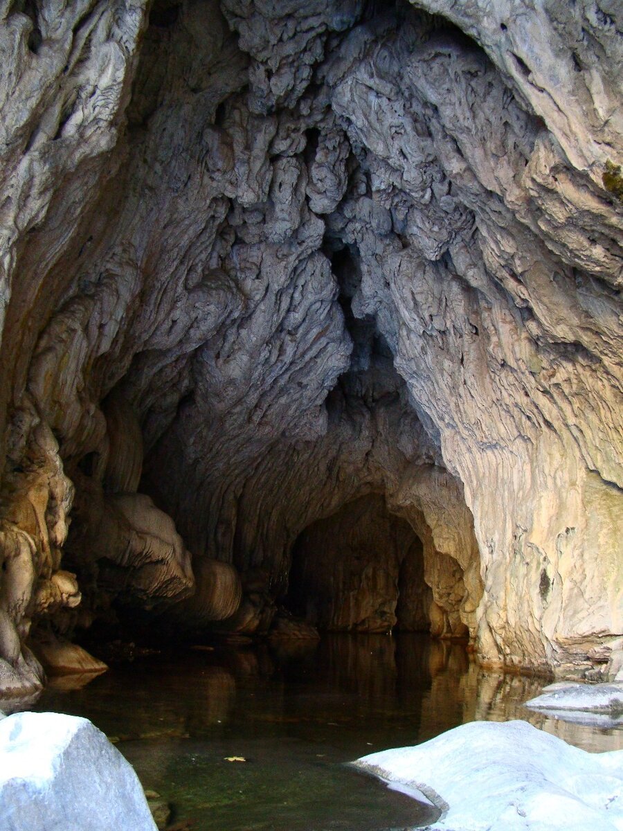 Что такое карст. Карст пещеры. Карстовые пещеры Ахметовская. Известняковое плато Карст. Карстовое озеро в пещере.
