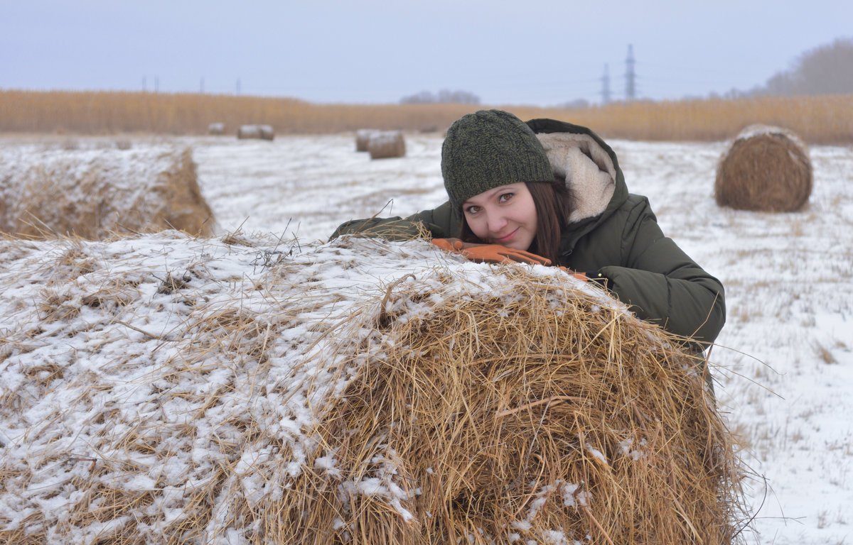 Зимнее сено. Сено на снегу. Сено зимой. Фотосессия в поле зимой. Девушка в поле зимой.