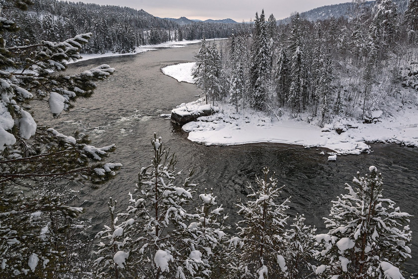 Река Бия, горный Алтай. Зимой