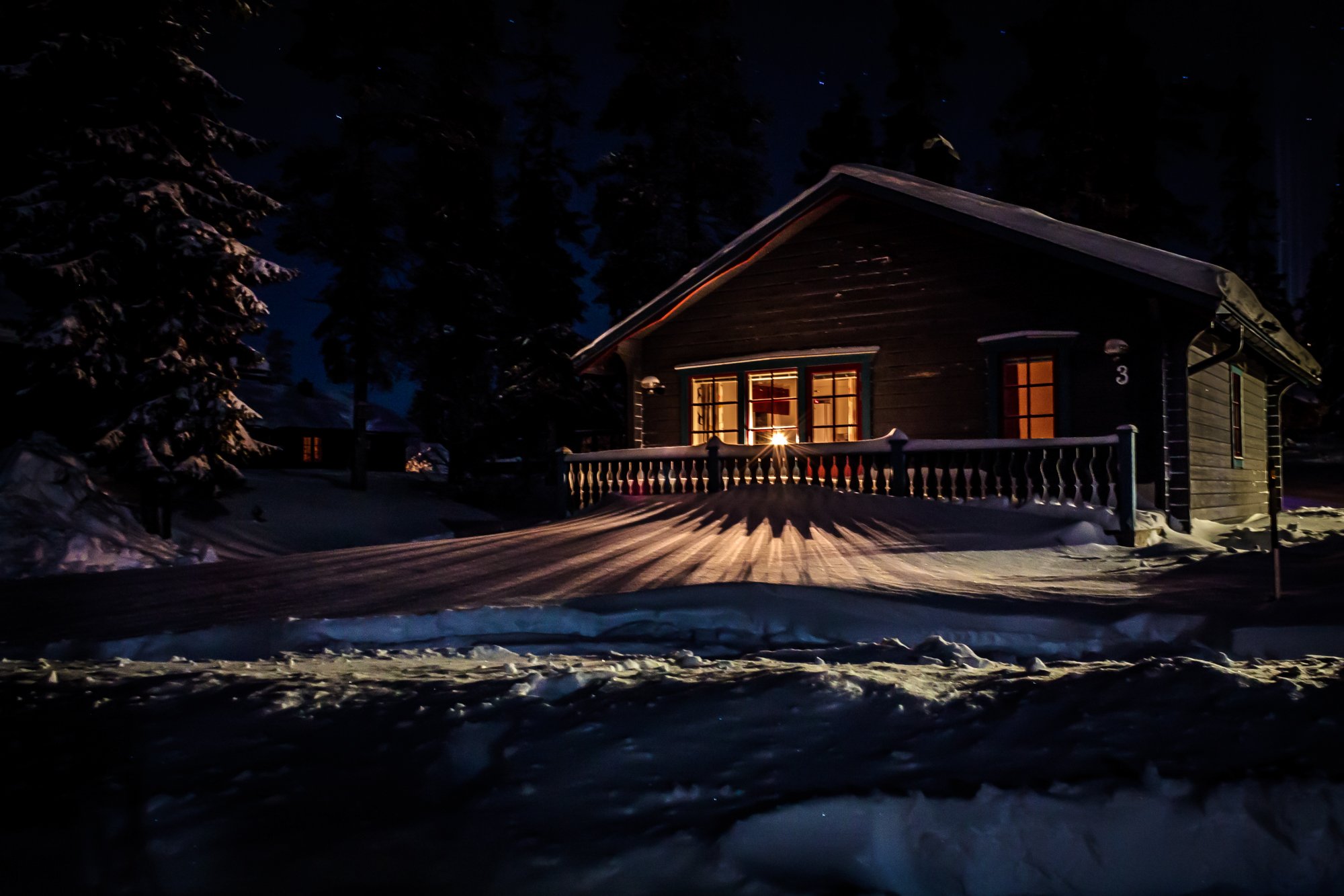 Красивые дома ночью. Зимний дом ночью. Домик в лесу ночью. Деревянный дом ночью. Домик в зимнем лесу.