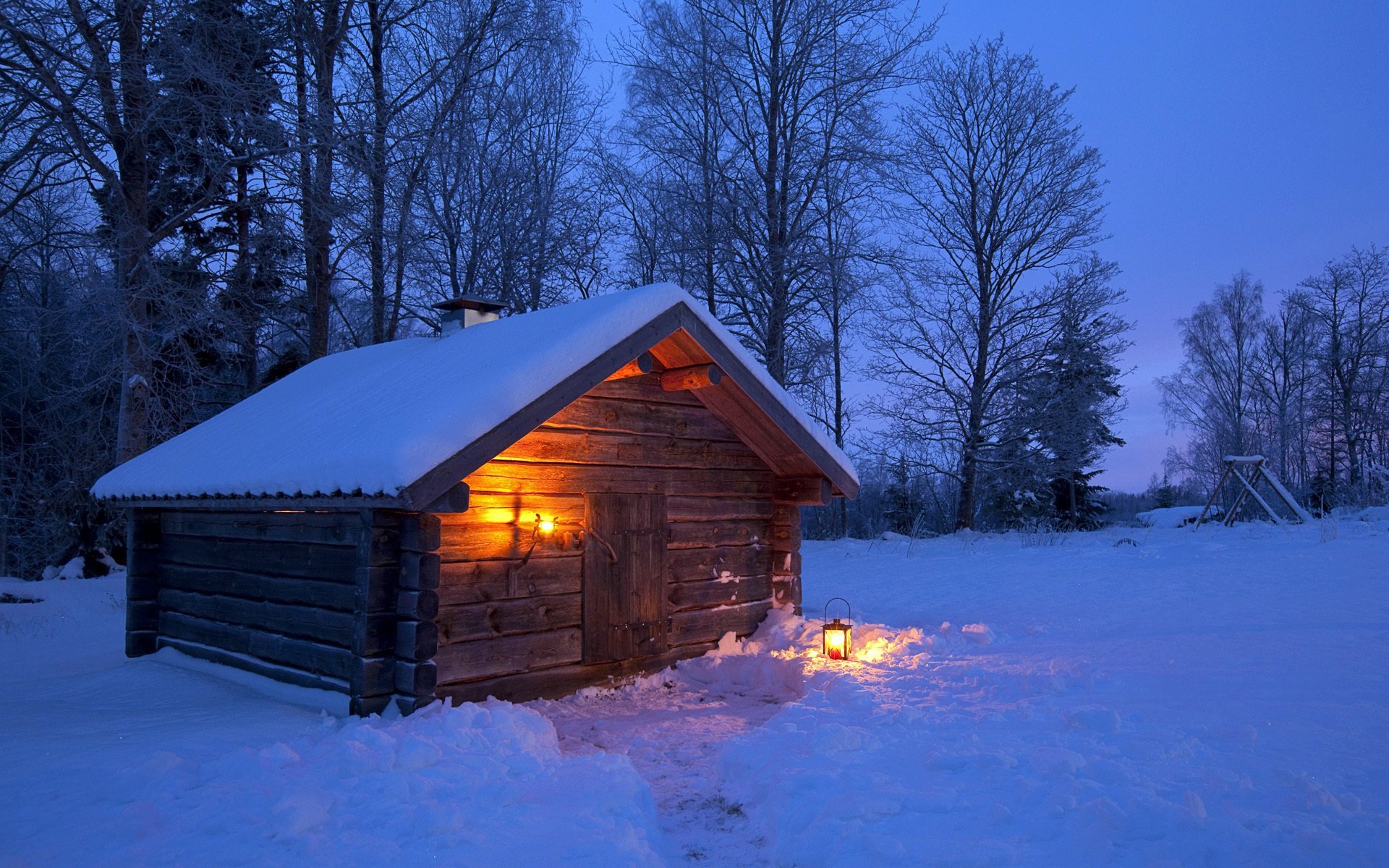 Деревянный дом снег. Карелия изба Таежная. Домик в зимнем лесу. Заснеженный домик. Дом зимой.