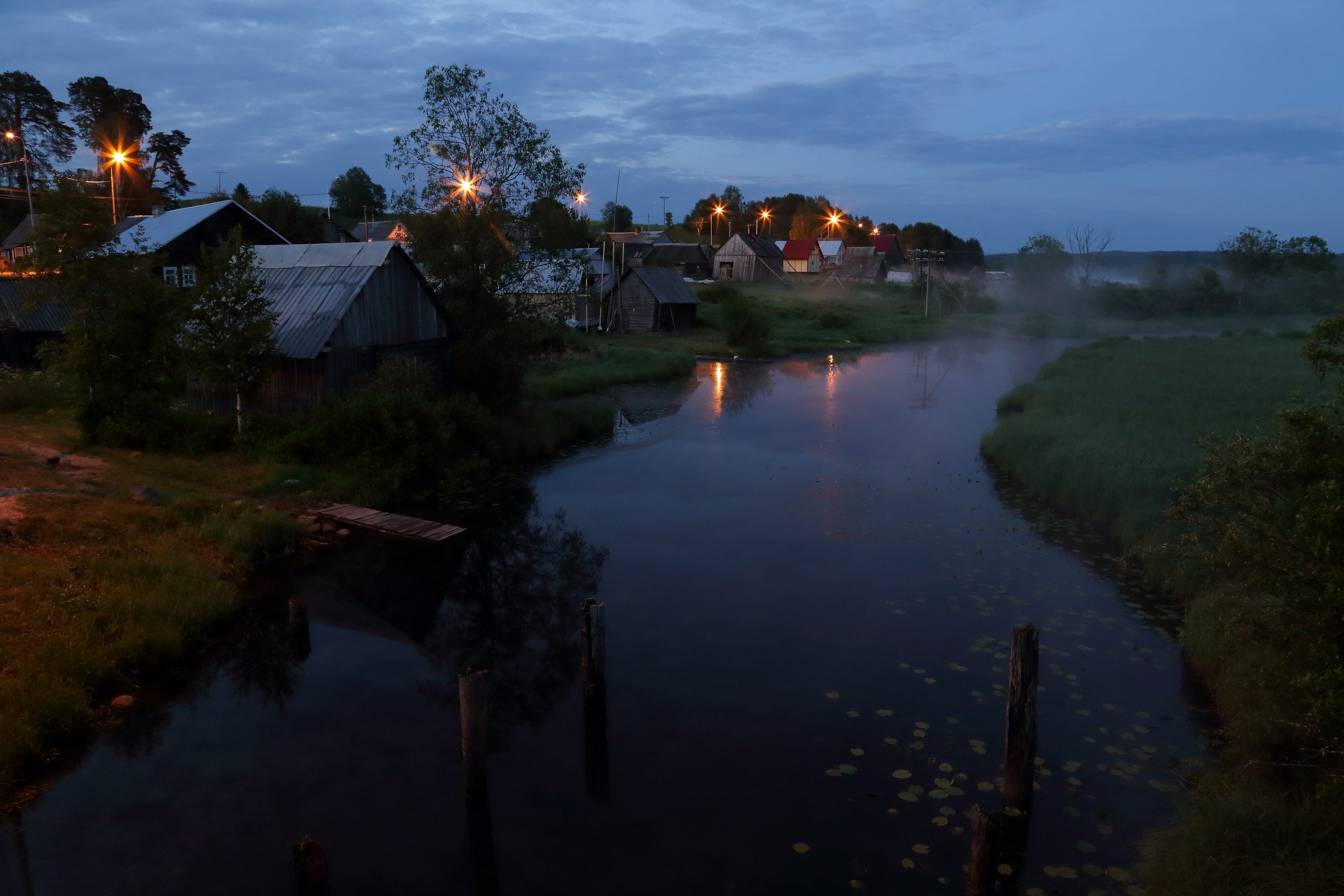 Русский вечер видео. Мельничное озеро Хуторок. Ночная деревня. Вечер в деревне. Ночь в деревне.