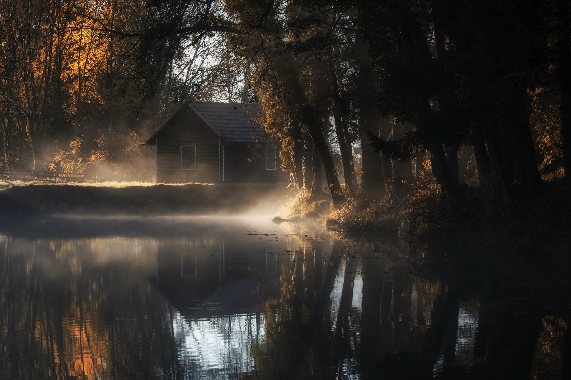 Вечер дом осень. Домик в лесу ночью. Домик на берегу реки. Дом в лесу в тумане. Избушка на берегу озера.