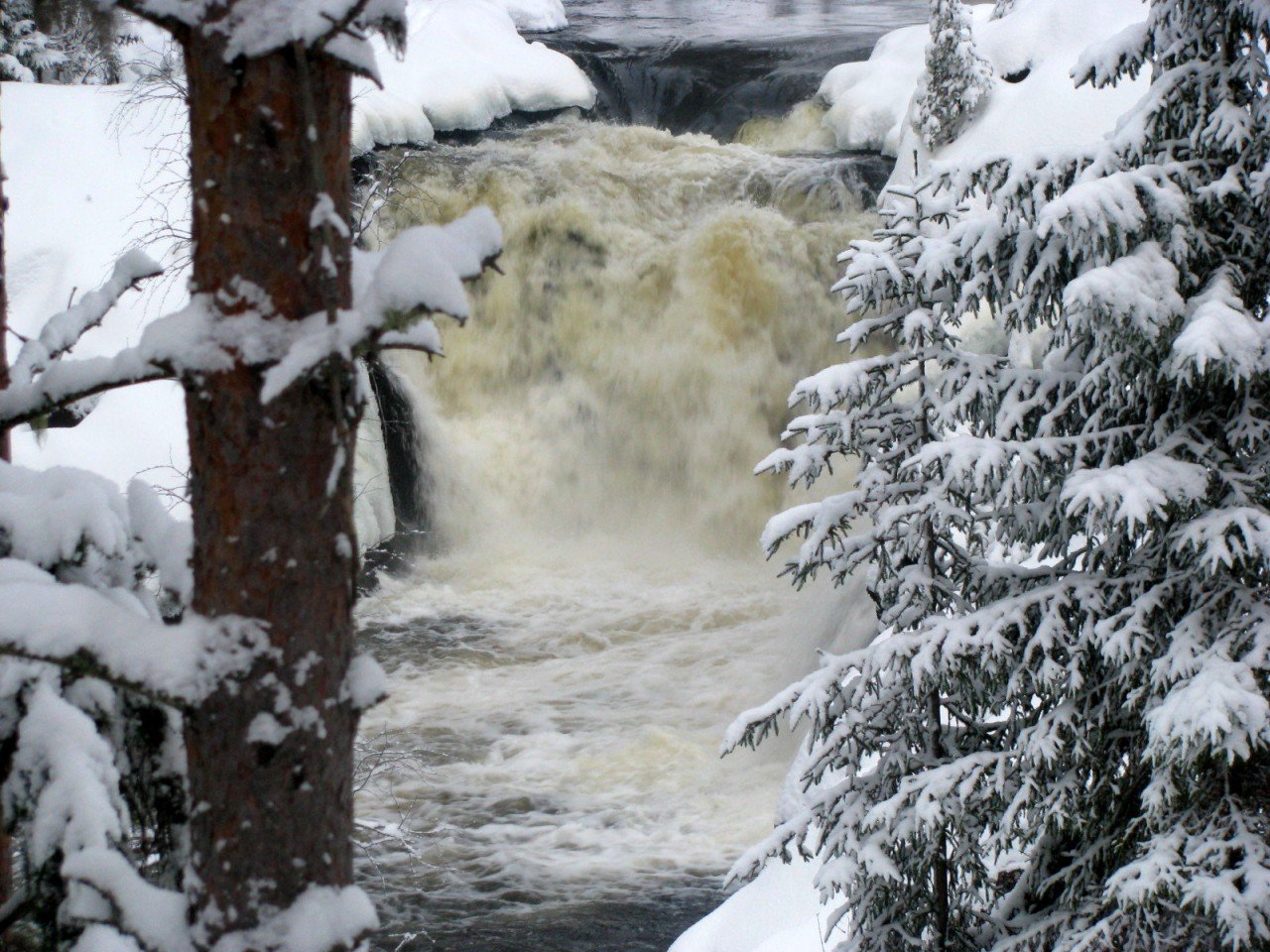 Водопад Кивач в Карелии зимой