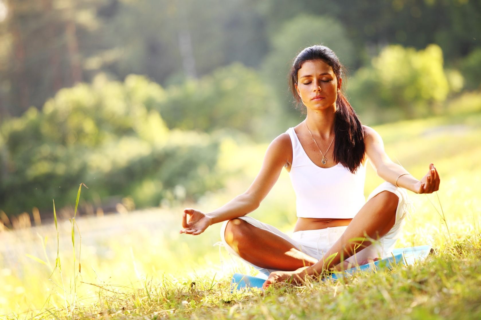 Утренняя медитация для женщин наполнение. Занятия йогой на природе. Расслабление. Расслабление на природе. Медитация для успокоения.