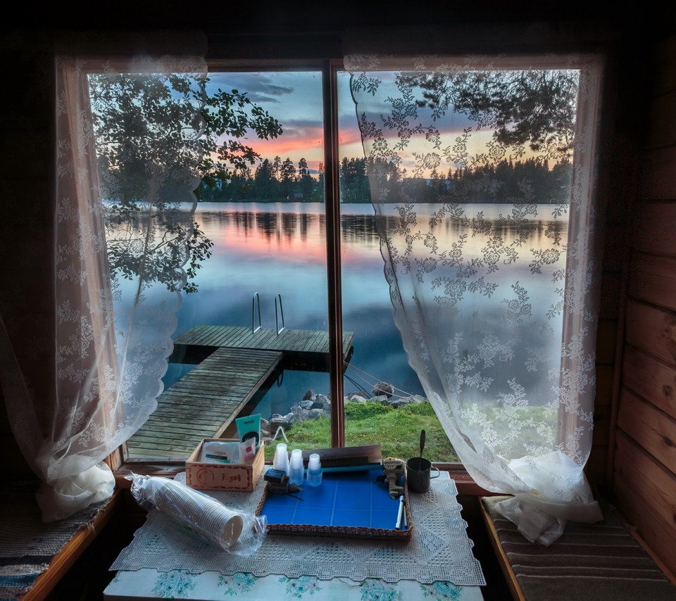 Окно с видом на озеро