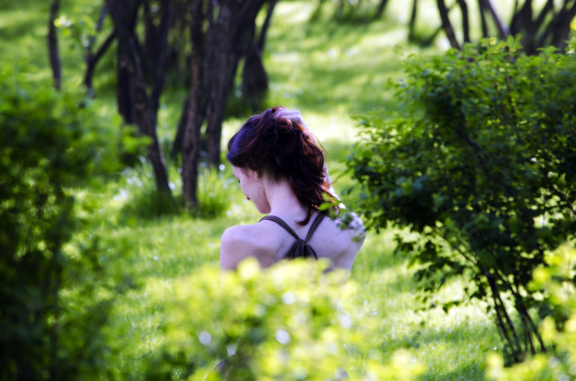 Фото девушки брюнетки со спины весной