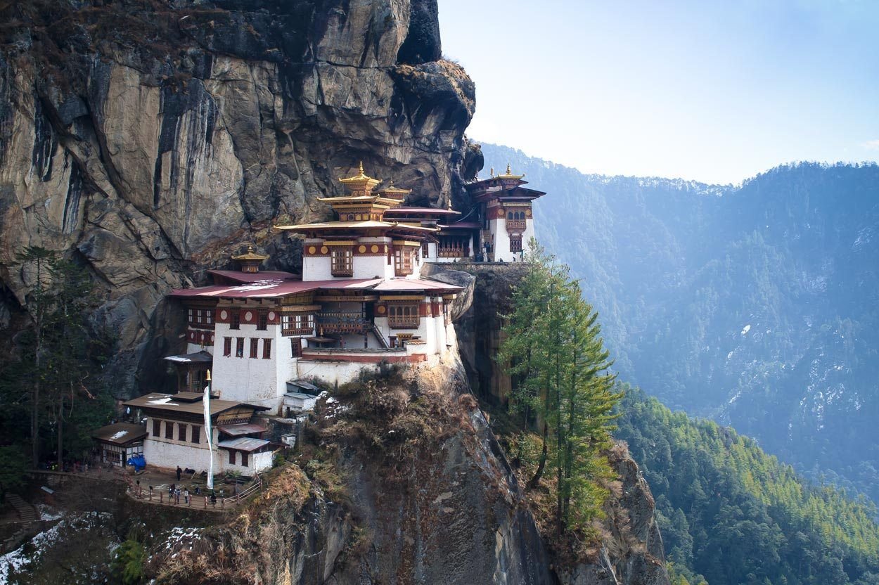 Бутан индия. Монастырь гянгтей бутан. Монастыри Тибета в горах. Буддистский храм в горах. Храмы бутана.