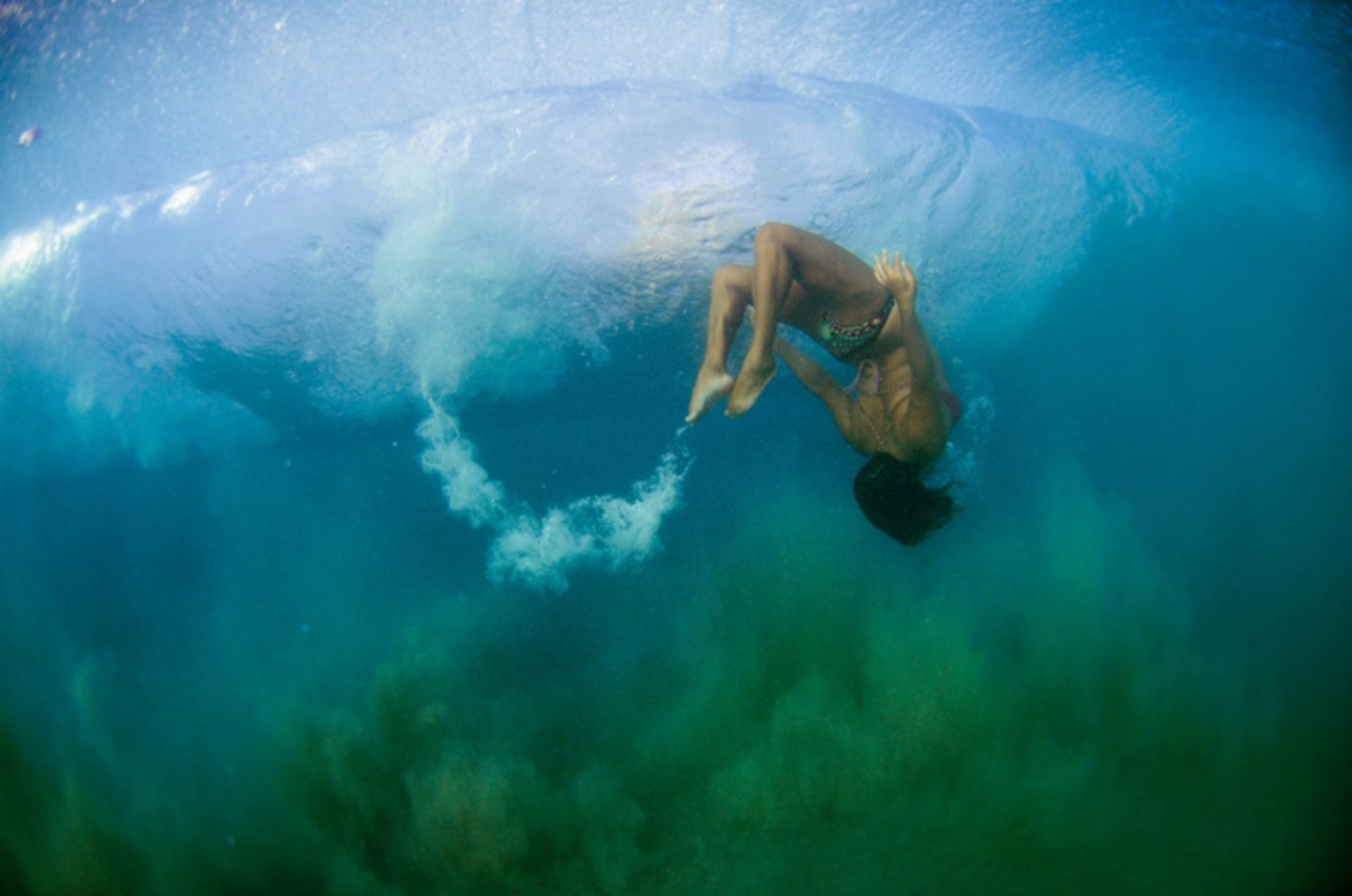 Фотография под водой. Подводные съемки океана. Девушка плавает в океане. Девушка плывет под водой. Красивые подводные съемки.