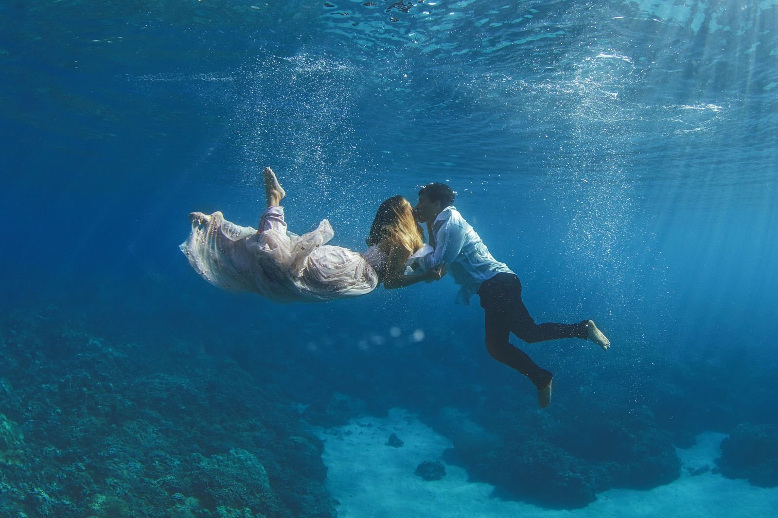 Картинки под. Пара под водой. Влюбленные под водой. Человек в океане. Парень и девушка под водой.