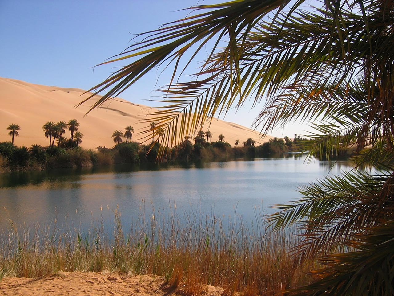 озеро в пустыне фото
