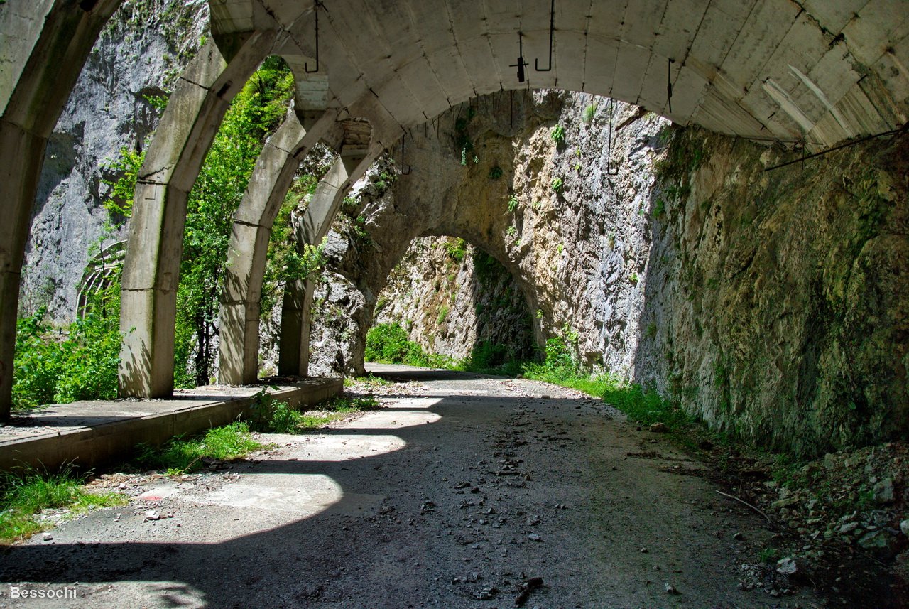 Старая дорога 5. Сочи монастырь Ахцу Краснополянский тоннель. Заброшенный мост в Сочи. Заброшенная дорога на красную поляну.