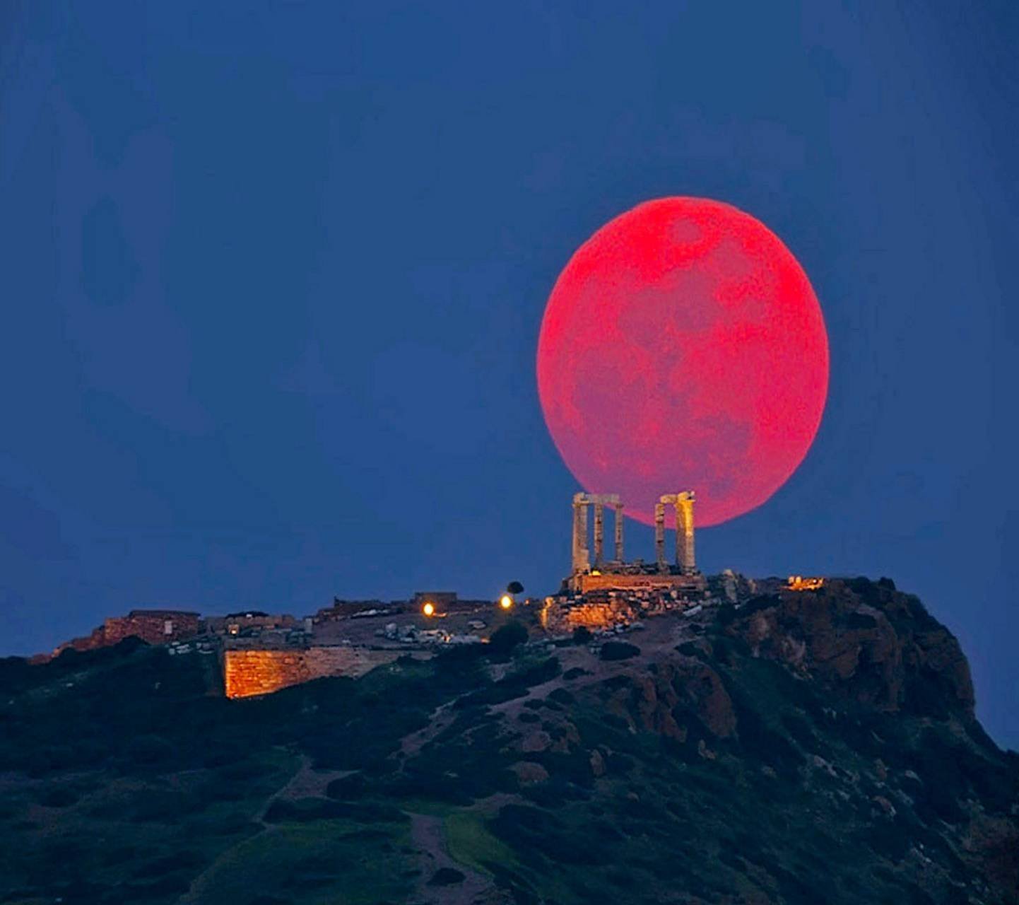 Песни красная луна. Кровавая Луна явление. Красная Луна. Большая красная Луна. Красная Луна явление.
