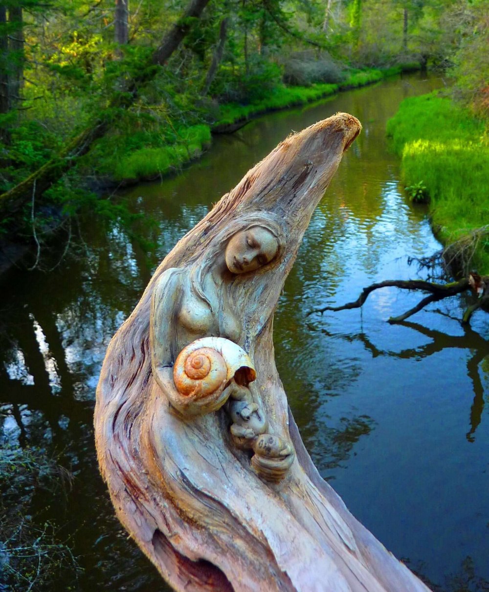 Скульптуры из дерева на природе