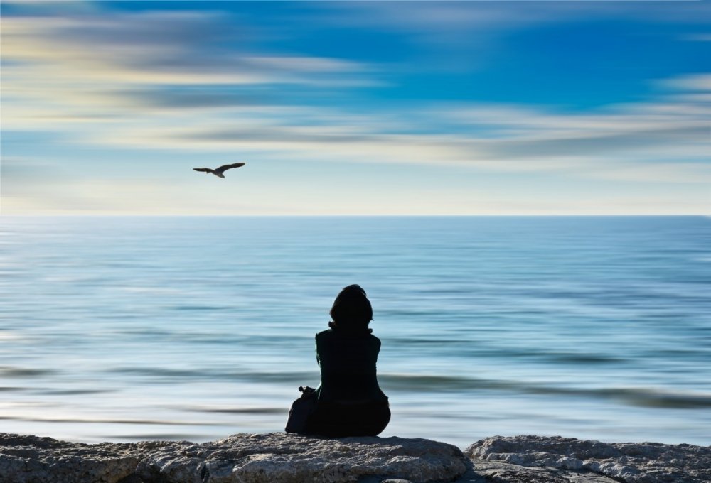 Одинокая девушка на берегу моря :: Михаил Онипенко – Социальная сеть ФотоКто