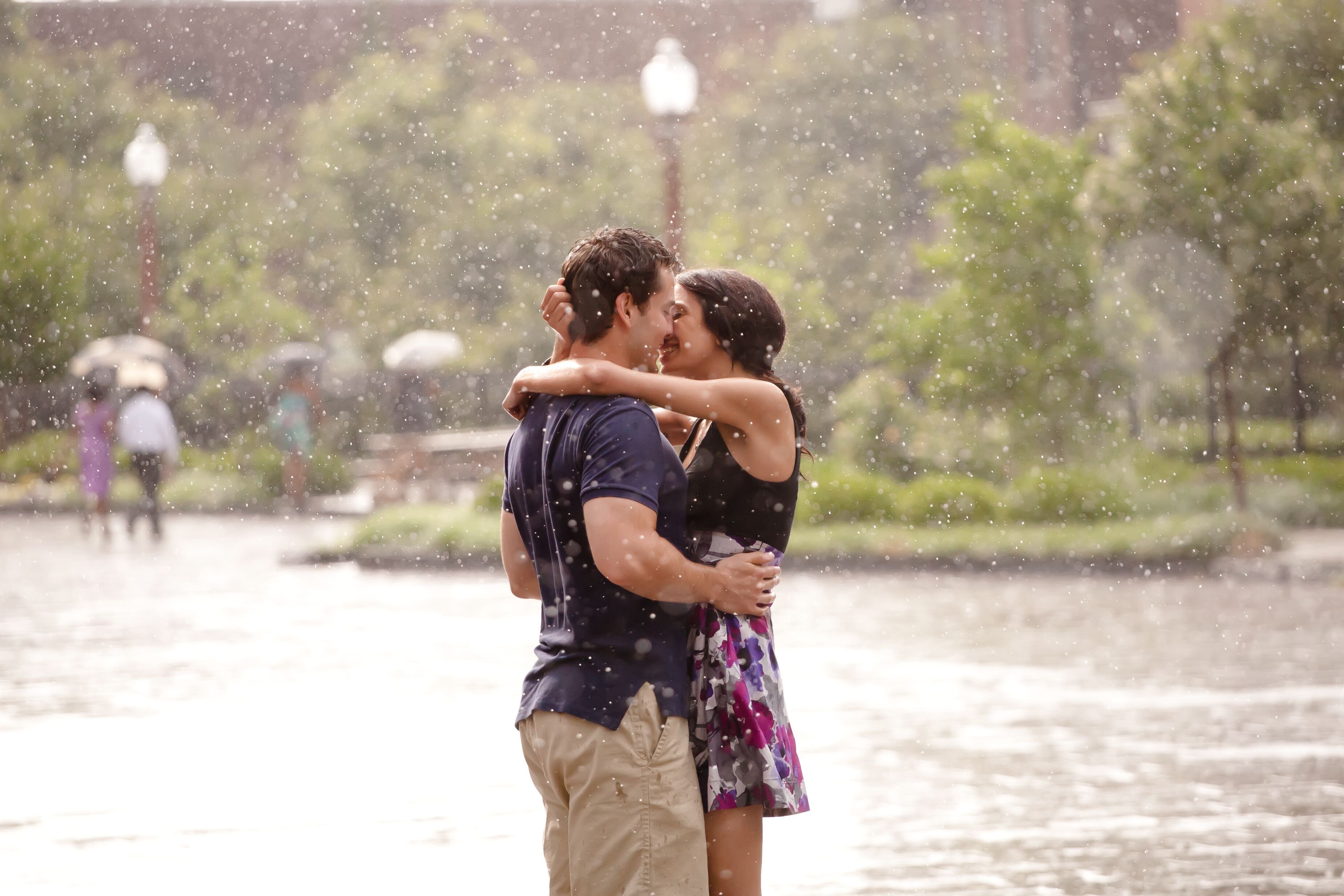Влюбился сбегаю. Влюбленные под дождем. Пара под дождем. Поцелуй под дождем. Влюбленная пара под дождем.