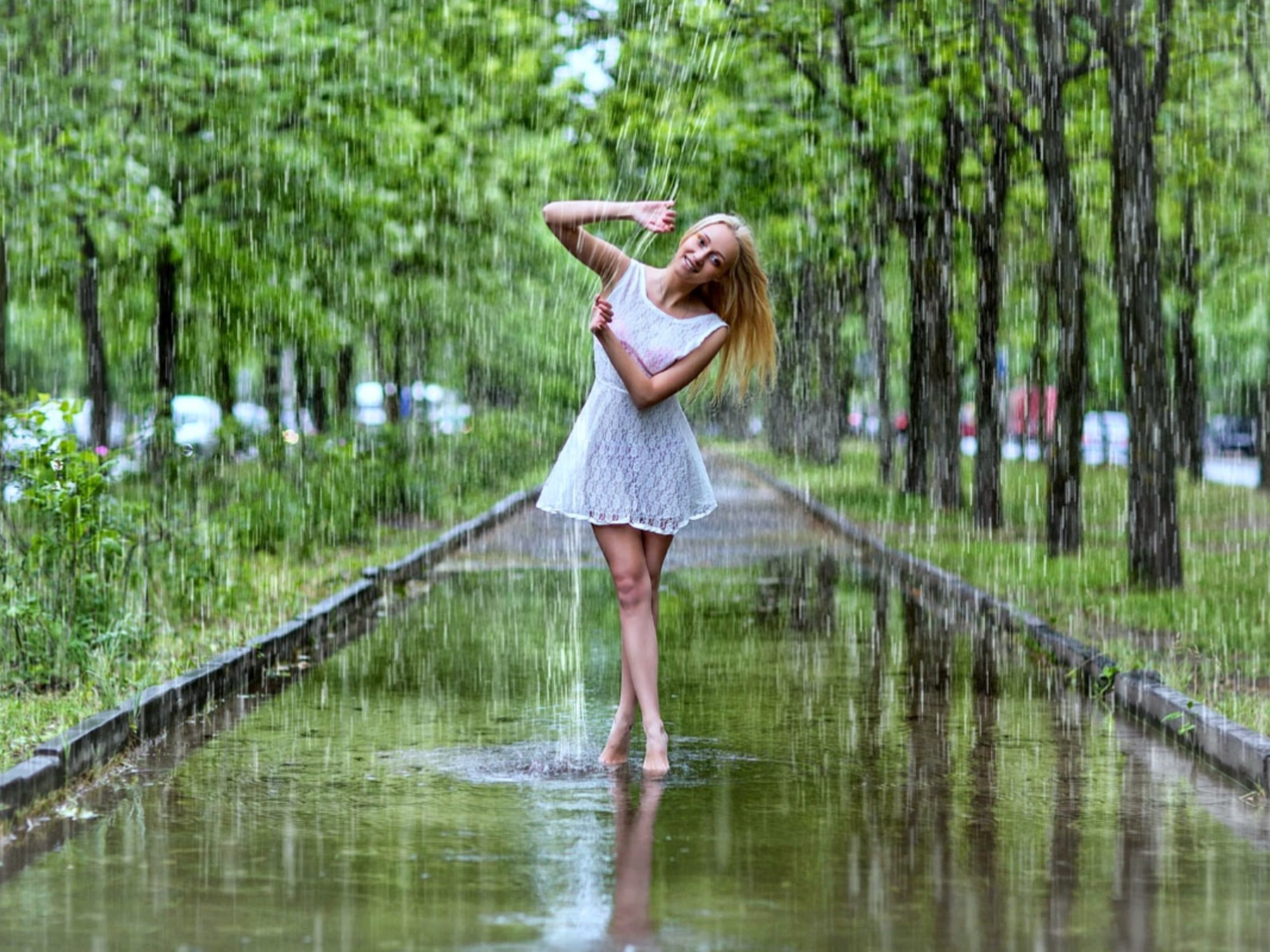 Легкая и на улице ее. Летний дождь. Девушка под дождем. Девушка дождь. Весенний ливень.