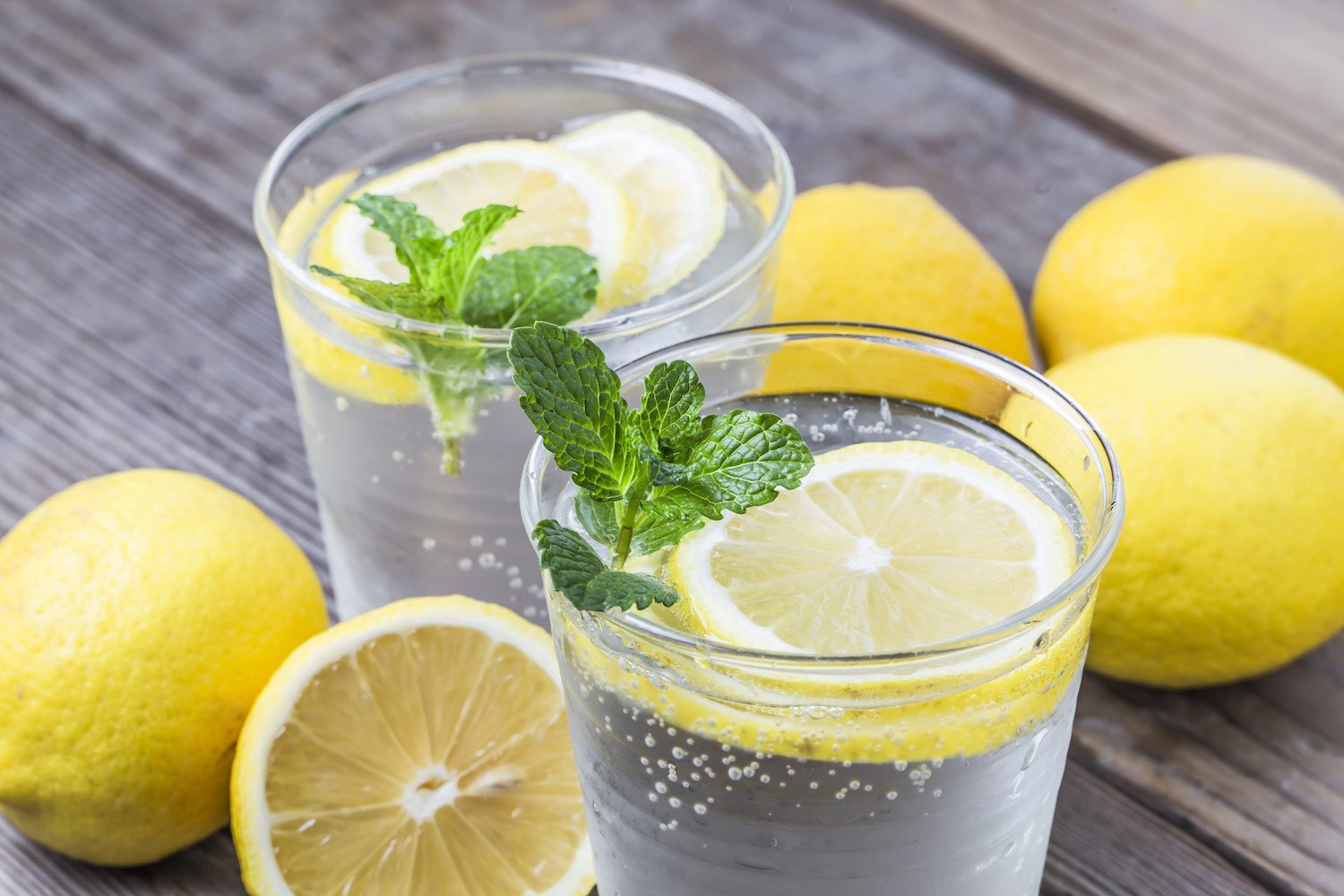 Почему пьют воду с лимоном. Лимонад. Вода с лимоном. Стакан с лимоном. Стакан воды с лимоном.