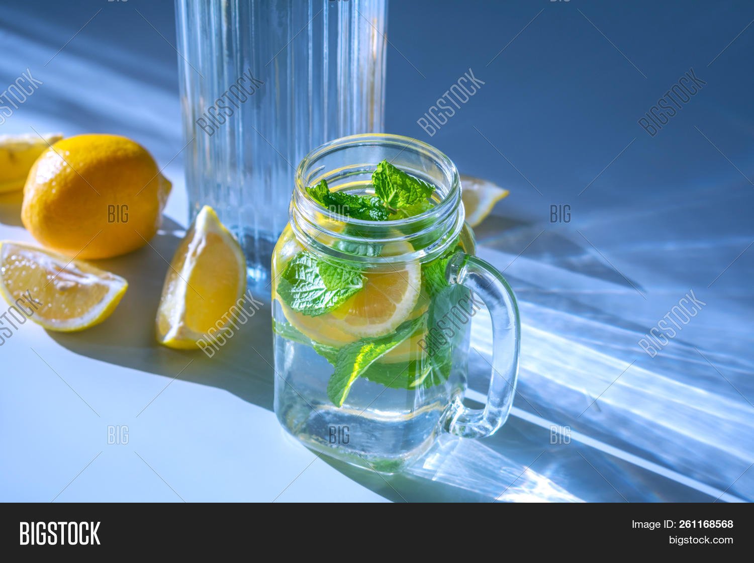 Питье вода с лимоном. Вода с лимоном и мятой. Стакан воды с лимоном. Лимон. Лимонная вода с мятой.
