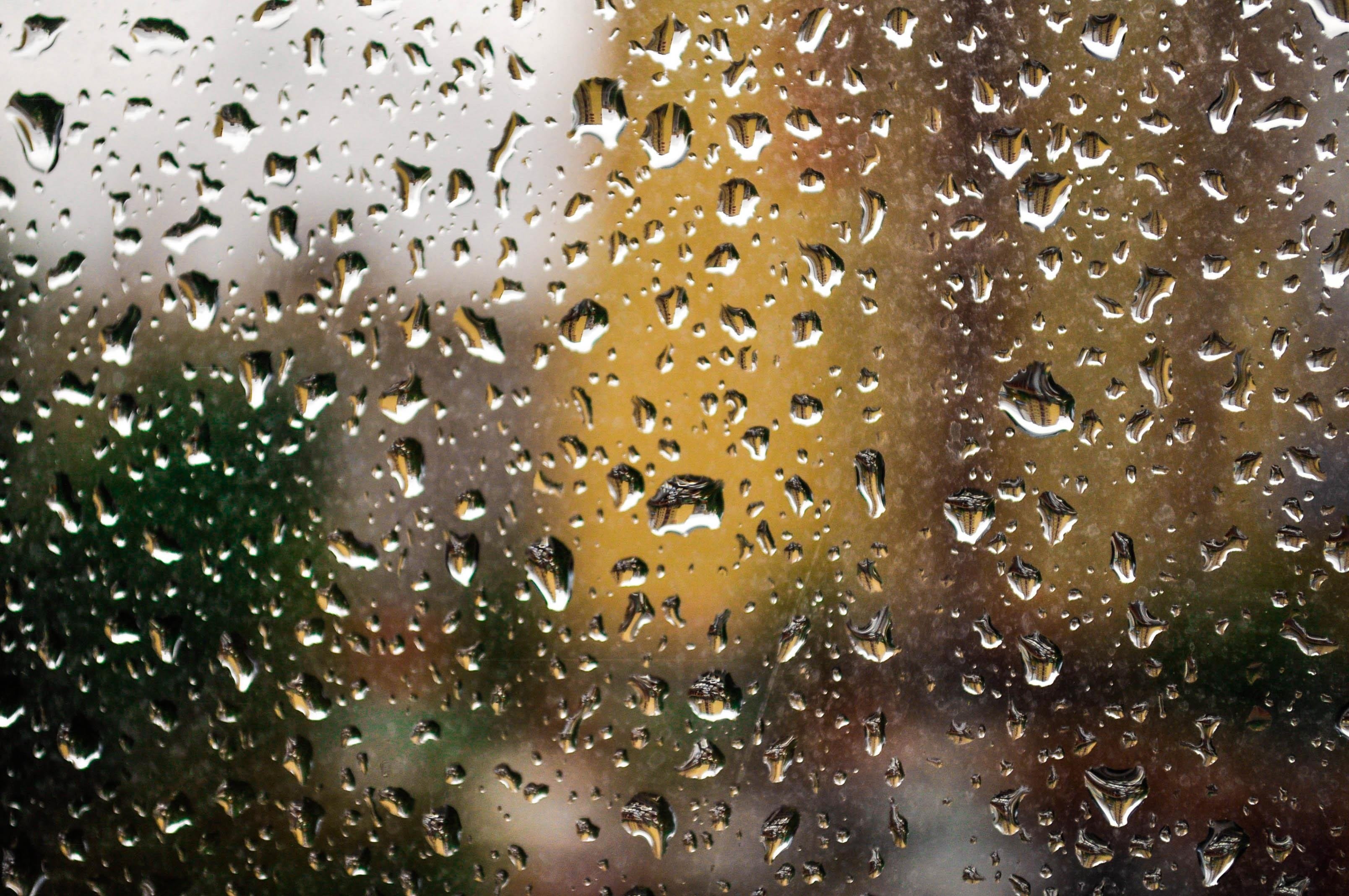 Окно в дождевых каплях. Капли дождя на окне. Капли на стекле. Дождевые капли на стекле. Дождь в окне.