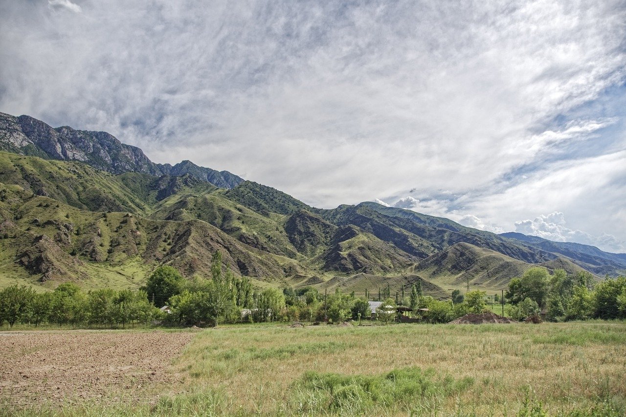 Погода ферганский долина на 10. Ферганская Долина Кыргызстан. Горы Ферганской Долины. Ферганская Долина Узбекистан. Долина Фергана хребты.