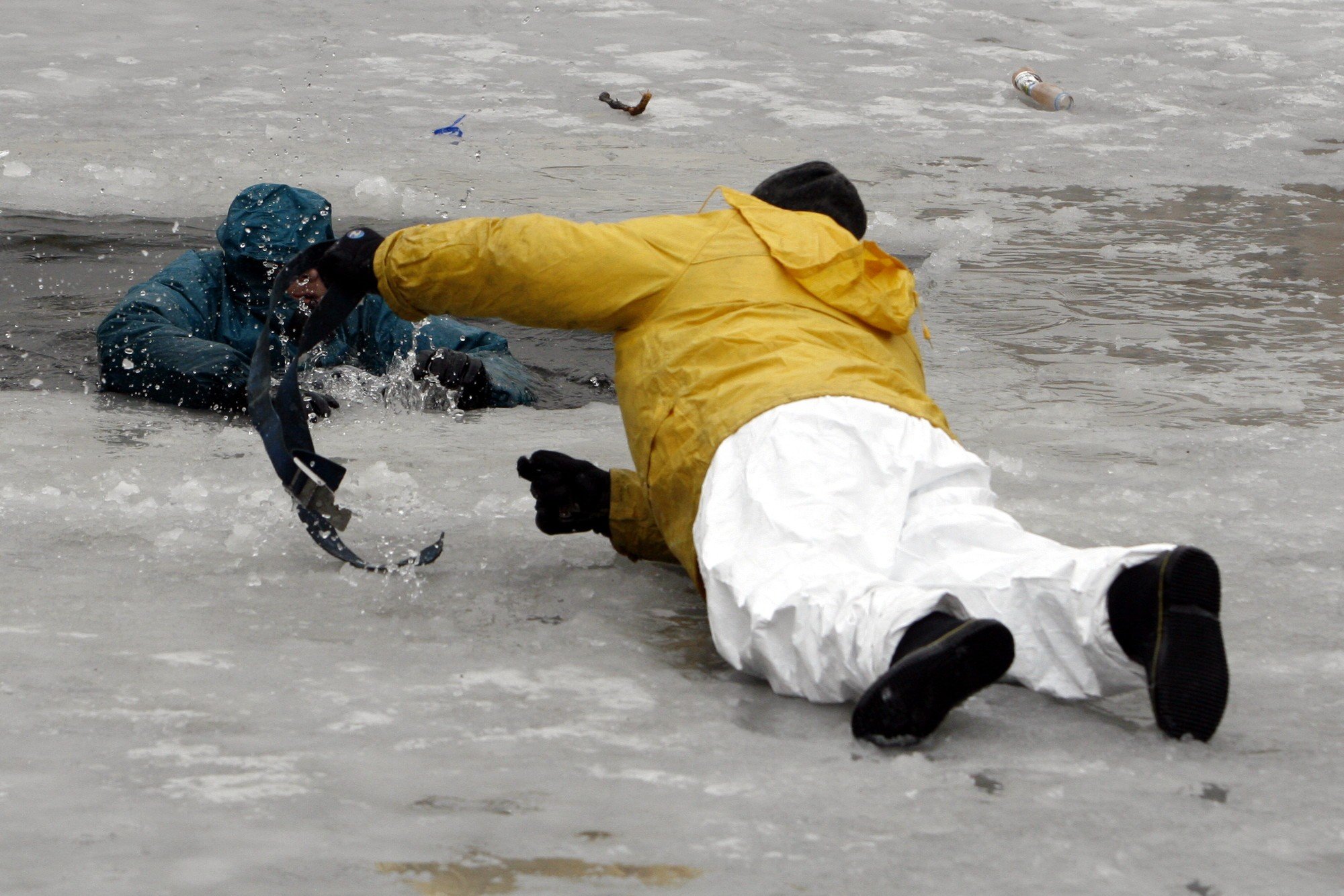 Случай спасения человека. Человек провалился под лед. Спасение утопающих на льду.