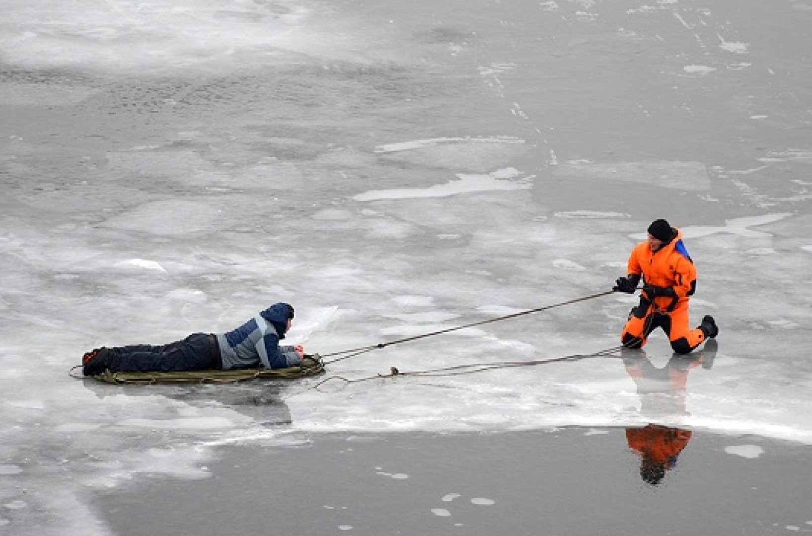 Спасение человека провалившегося под лед. Лед.