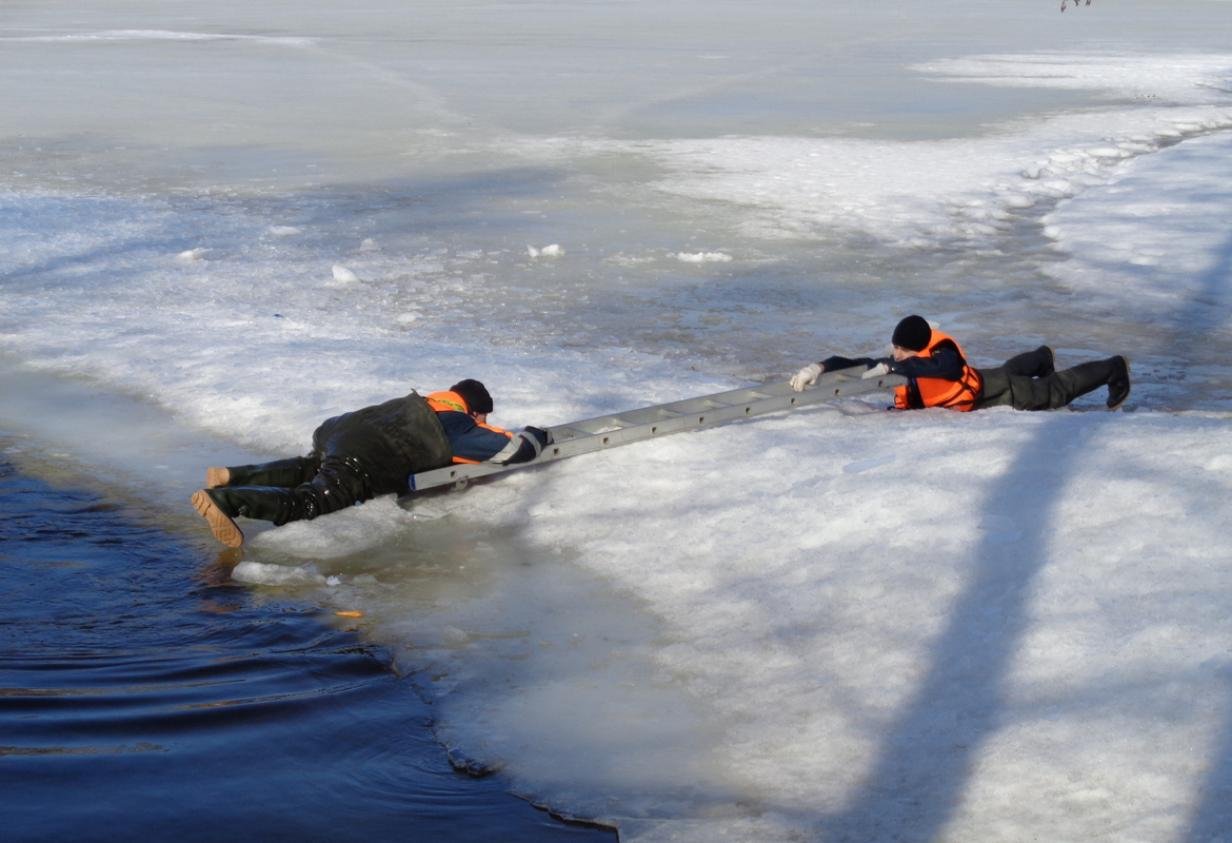 Тонкий лед видео для детей. Чрезвычайная ситуация на льду. На водных объектах в зимний период. Опасности на водоемах в зимний период. Опасность воды зимой.