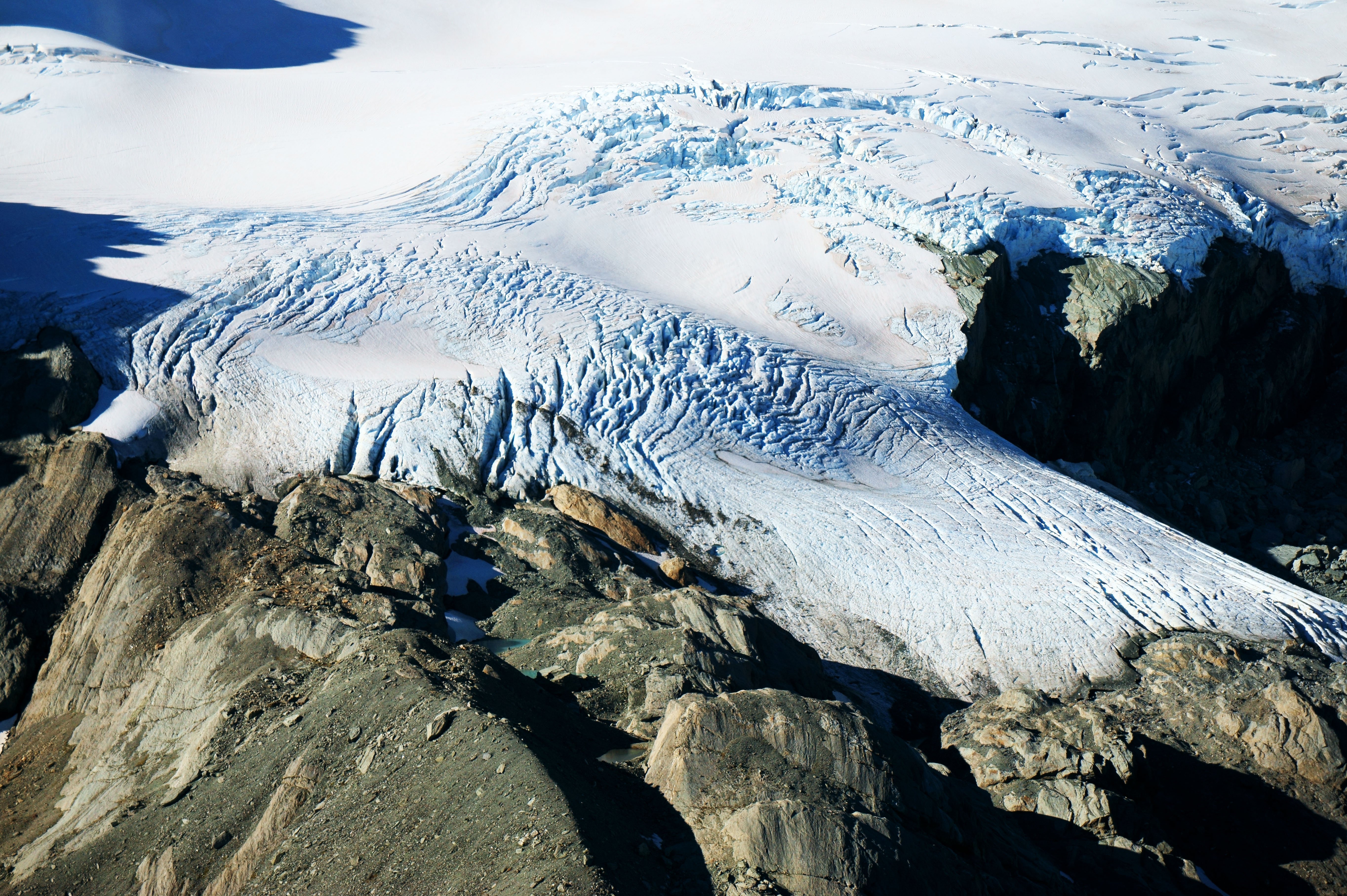 Самую большую площадь занимают ледники. Покровные ледники ледники. Килиманджаро ледник. Кальдерный ледник. Горно-Долинные ледники.