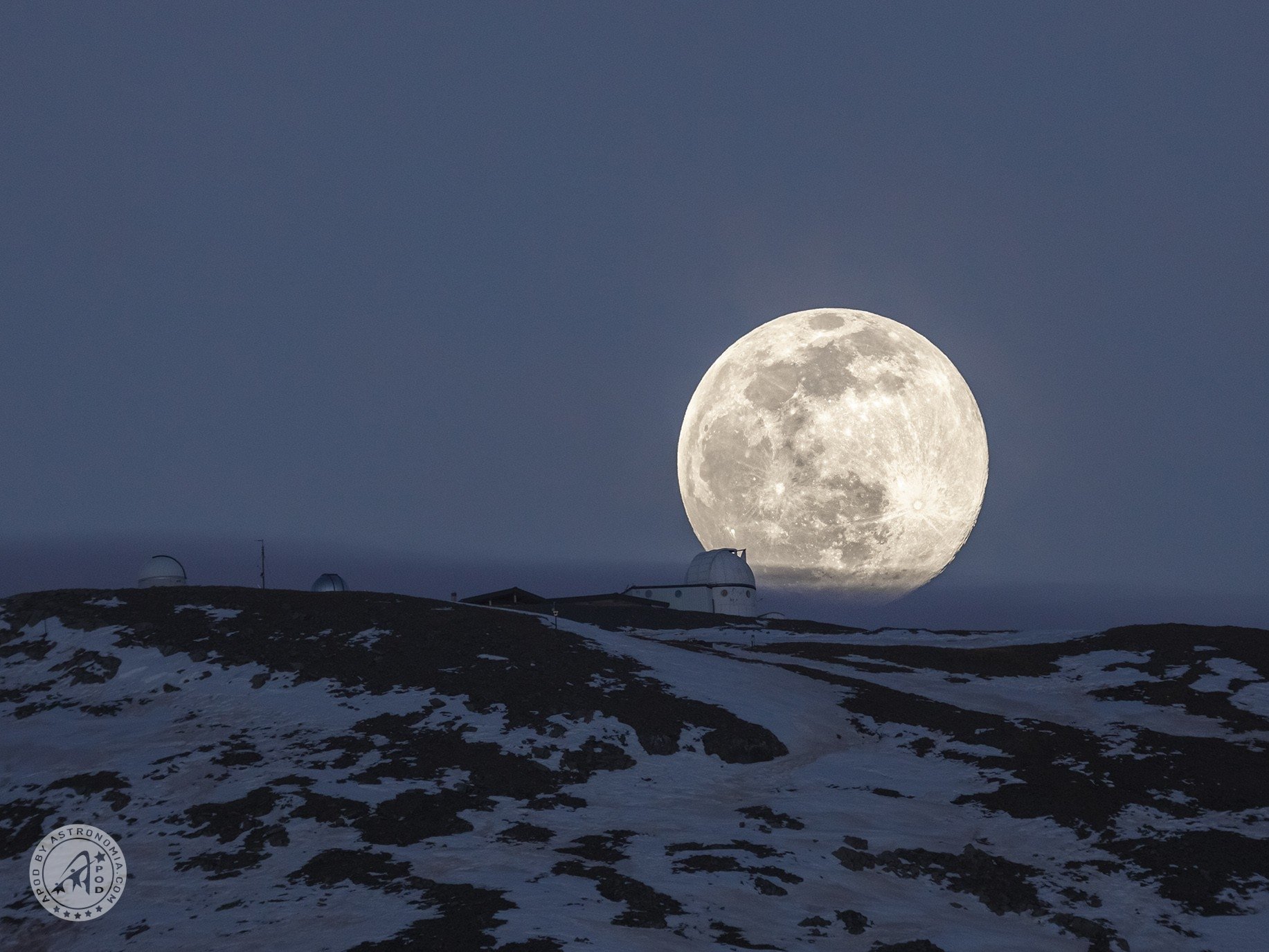 21 июня 2023 год. Огромная Луна. Снимок Луны. Восходящая Луна. Фото Луны.
