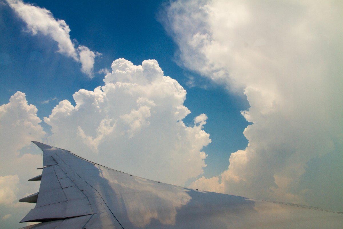 Самолеты летят в облака. Самолет в небе. Крыло самолета. Небо облака самолет. Самолет в облаках.