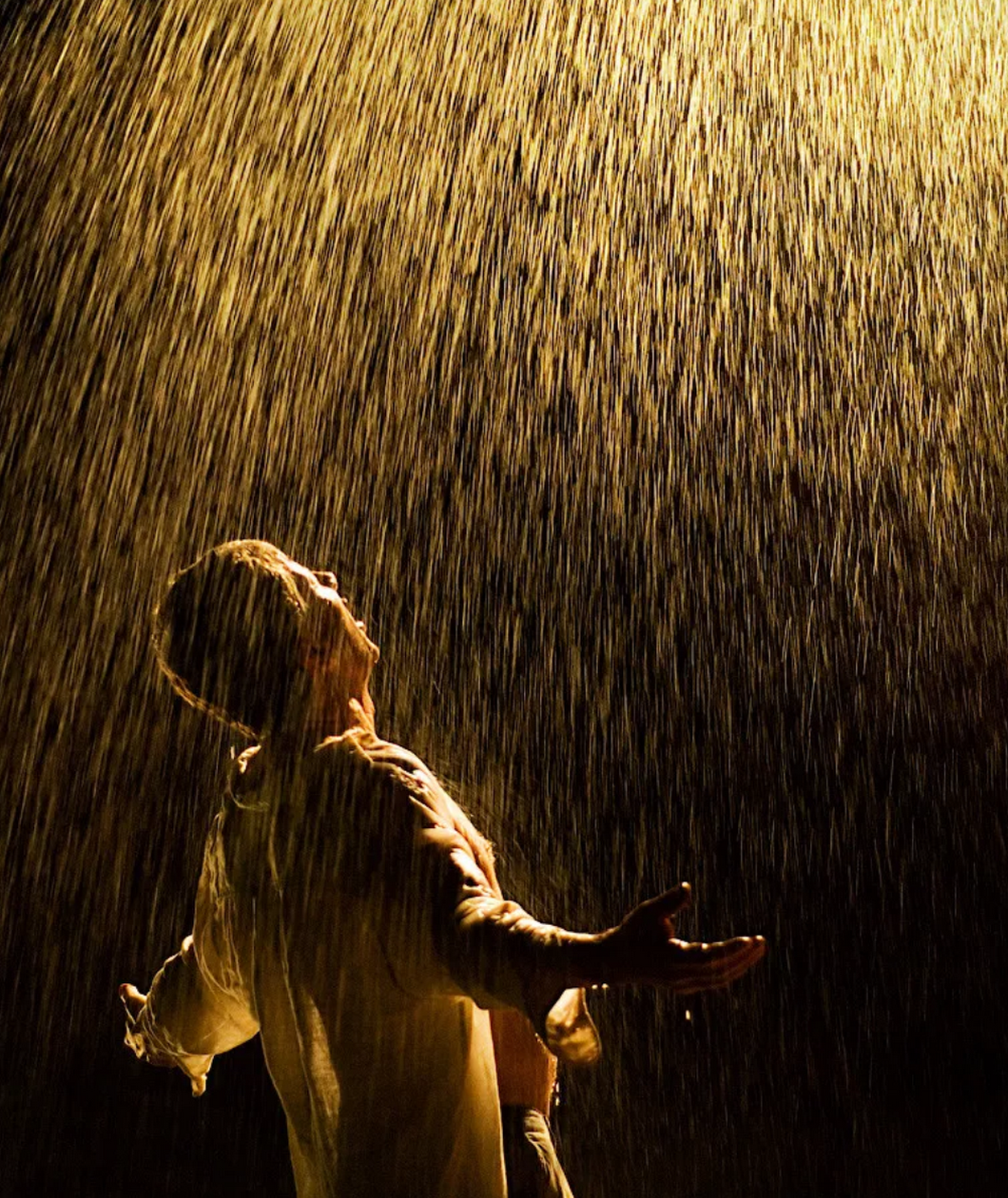 Запах свободы. Человек под дождем. Человек дождя. Мужчина под дождем. Радость под дождем.