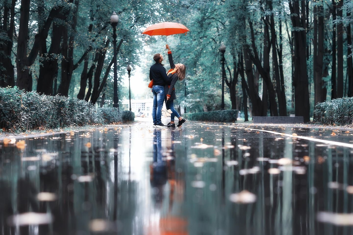 Однажды парком гулять. Прогулка под дождём. Человек под дождем. Прогулка. Дождь.