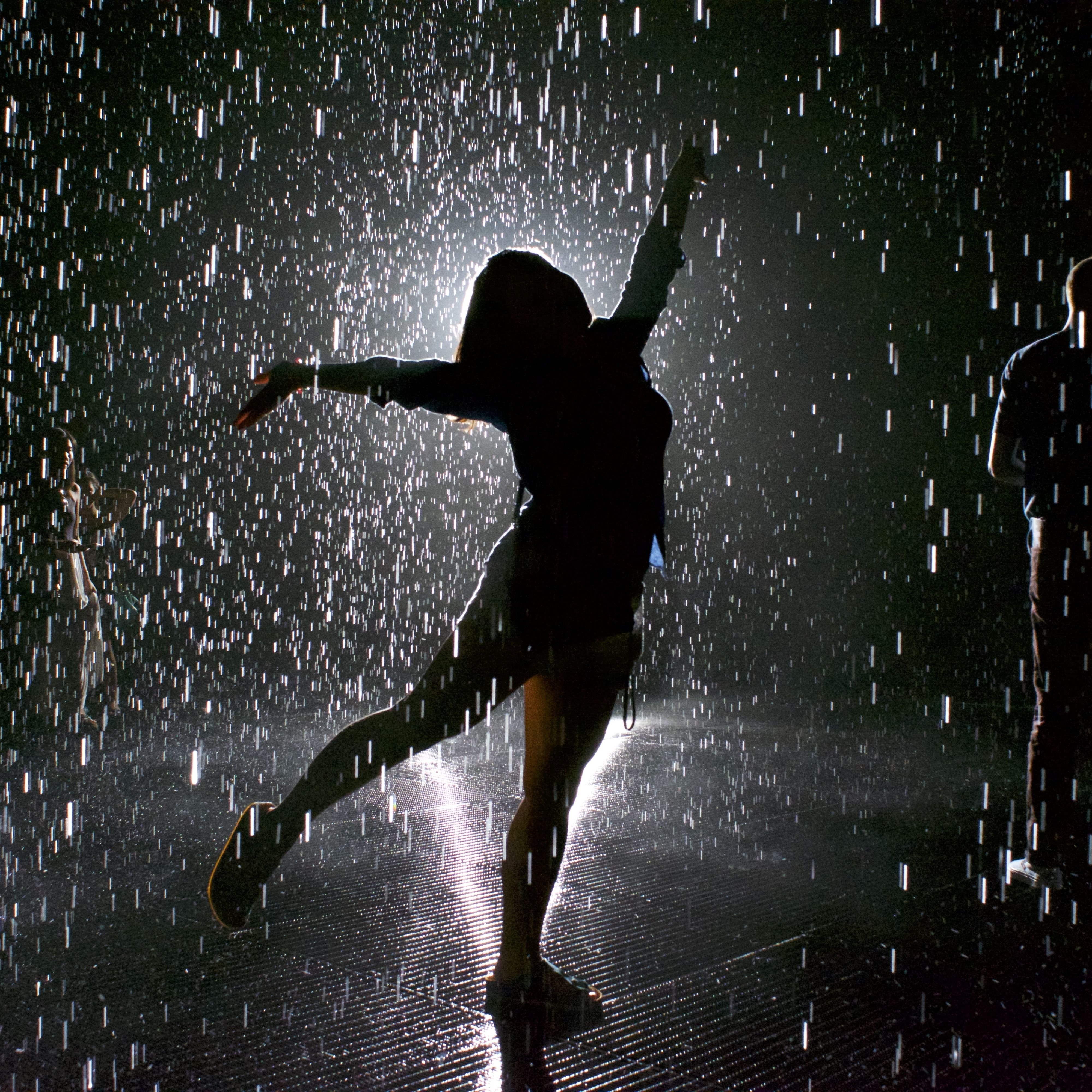 Танец эйфории. Танцы под дождем. Девушка Танцующая под дождем. Под дождем. Человек под дождем.