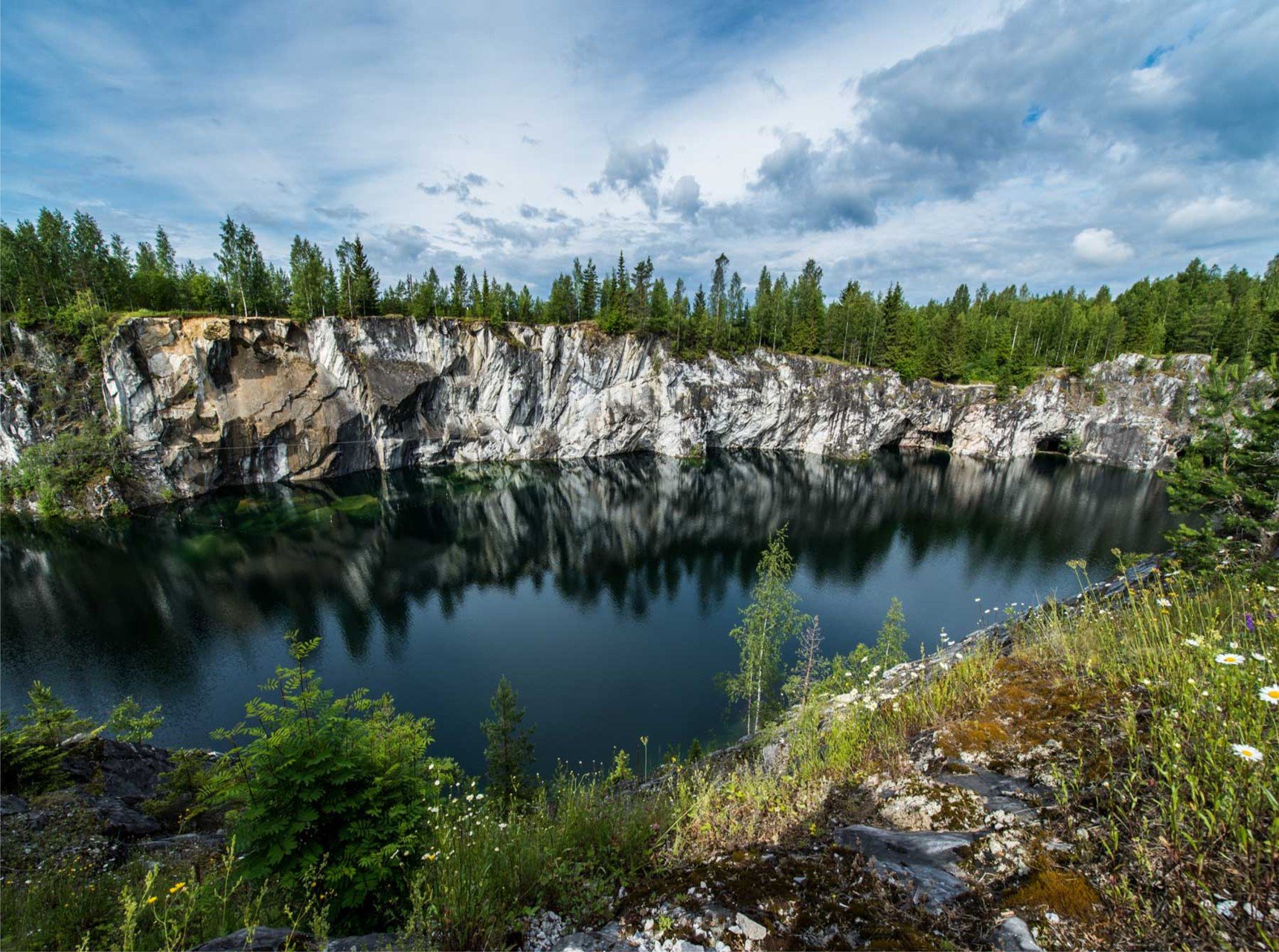 Русские карелии. Горный парк Рускеала. Мраморный парк Рускеала. Жемчужина Карелии Рускеала. Мраморный карьер Рускеала.