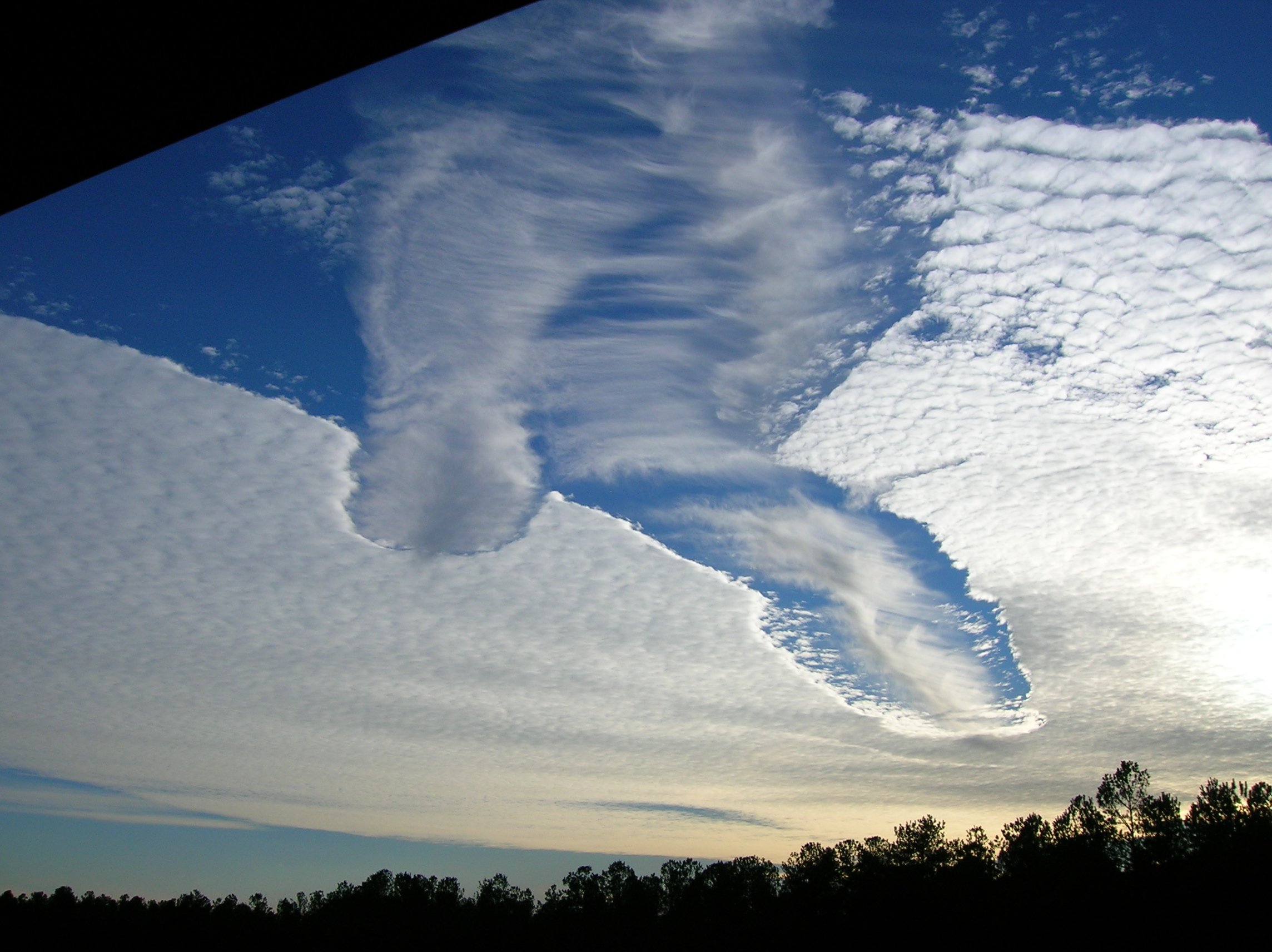 Видишь небо в облаках. Эффект Fallstreak. Эффект Fallstreak в перисто-кучевых. Облака. Необычные облака.
