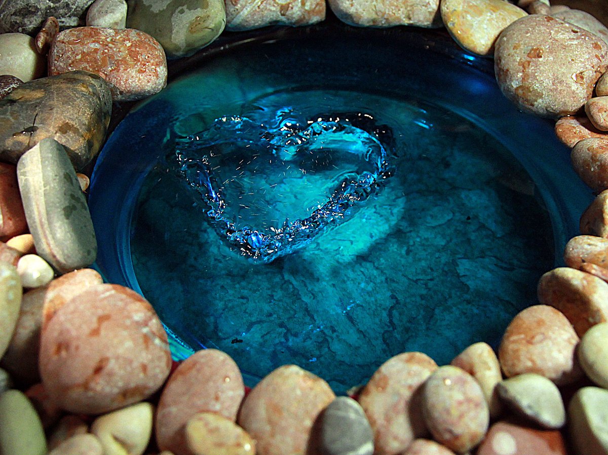 Камень очищающий воду. Водяной камень. Камни под водой. Драгоценности в воде. Красивые камни.