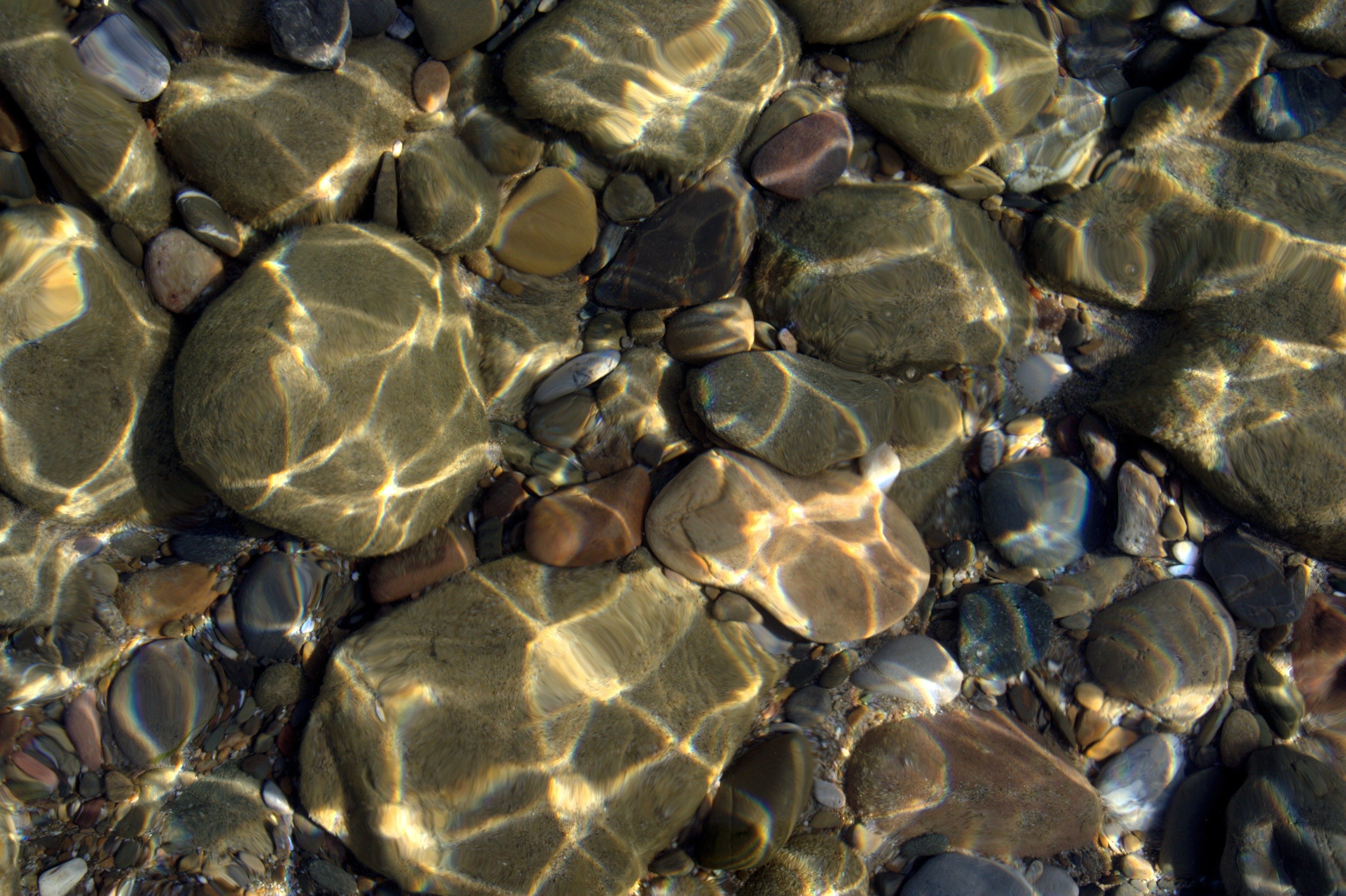 Самоцветы вода. Морские камни и вода. Морское дно камни. Камни под водой. Каменистое дно.