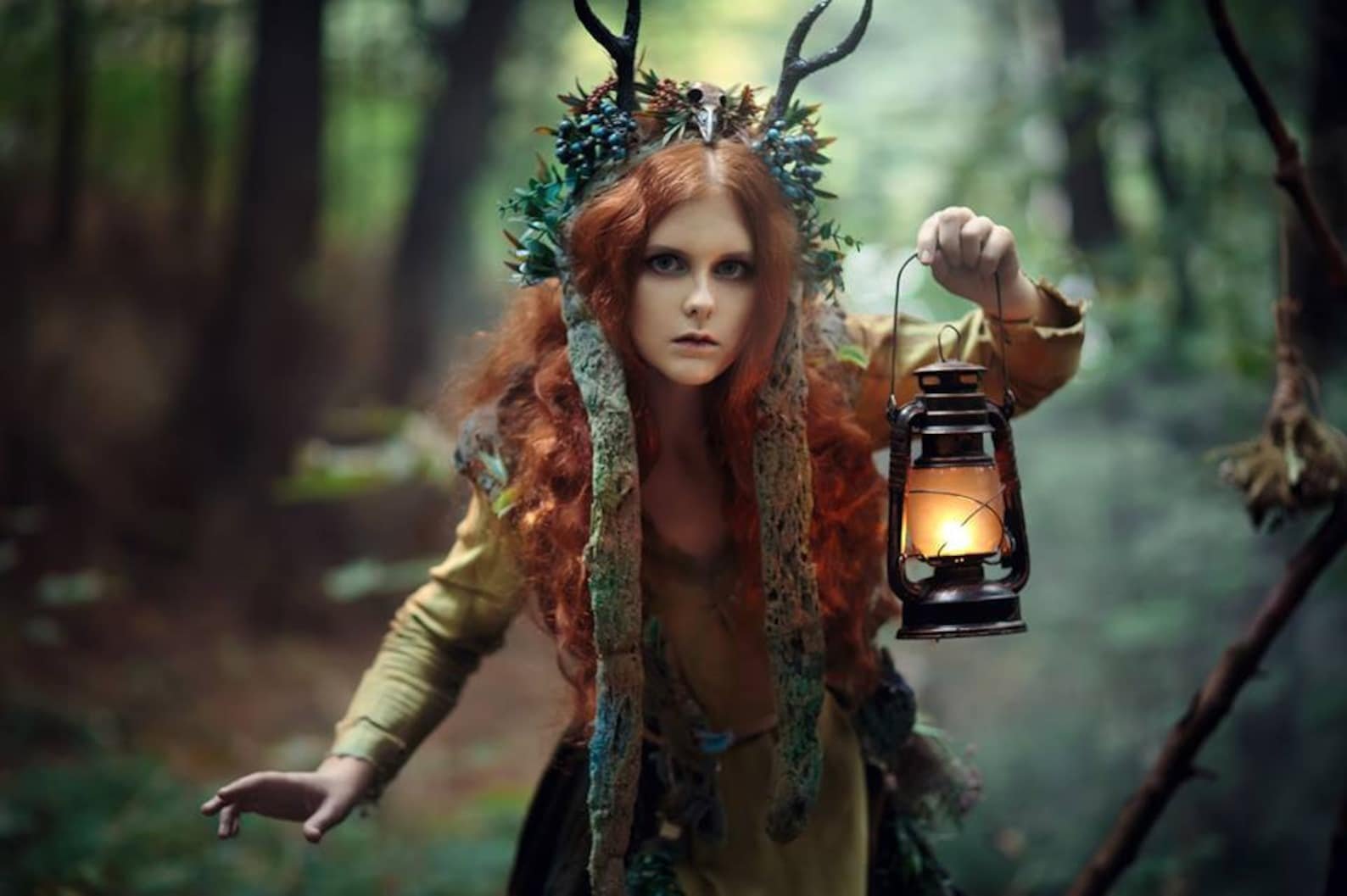 Лесная ведьма читать. Кристен Уилсон эльфийка. Ведьма фотосессия. Лесная ведьма. Колдунья в лесу.