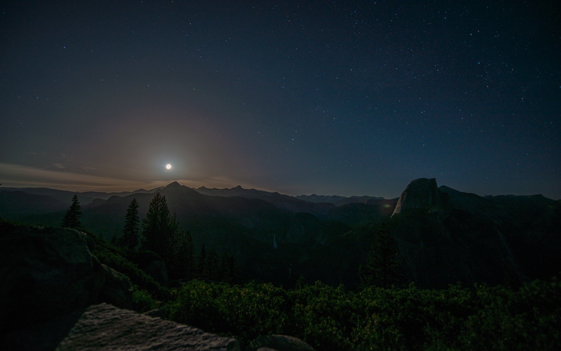 Горы ночью фото реальное. Архыз ночной вид. Вид с ночного холма на звездное небо. Холм ночью