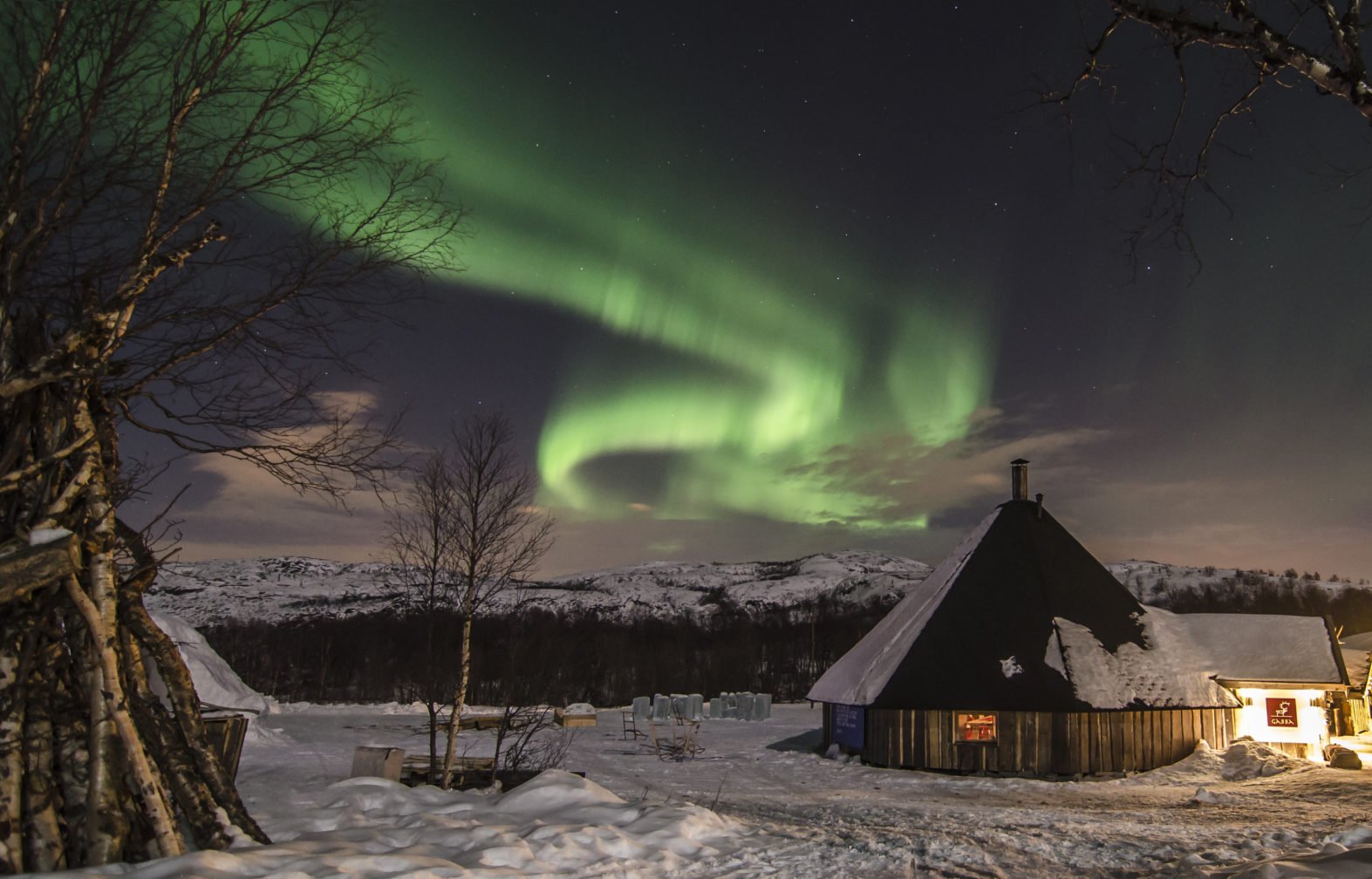 Свет в норвегии. Киркенес полярное сияние. Kirkenes Snow Hotel (Норвегия). Норвегия Северное сияние отель. Северное сияние в Норвегии.