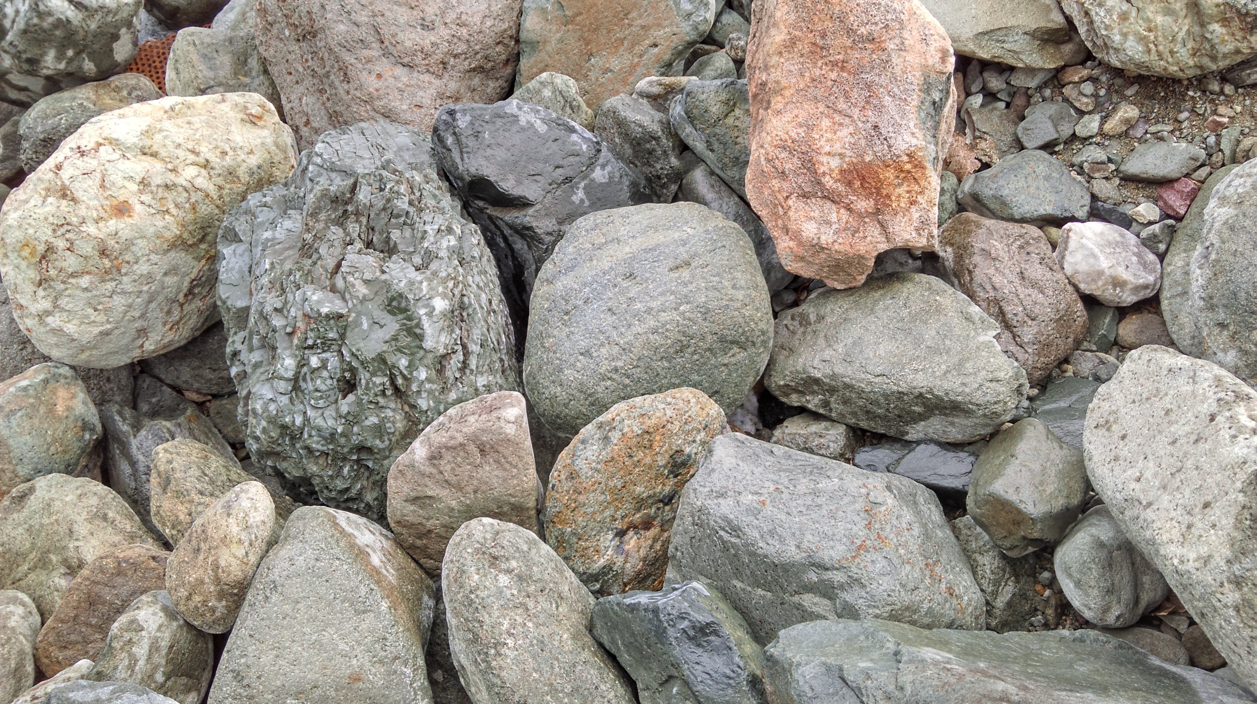 Происхождение каменных пород. Горные породы камней. Валуны Горная порода. Камни из горных пород. Красивые каменные породы.