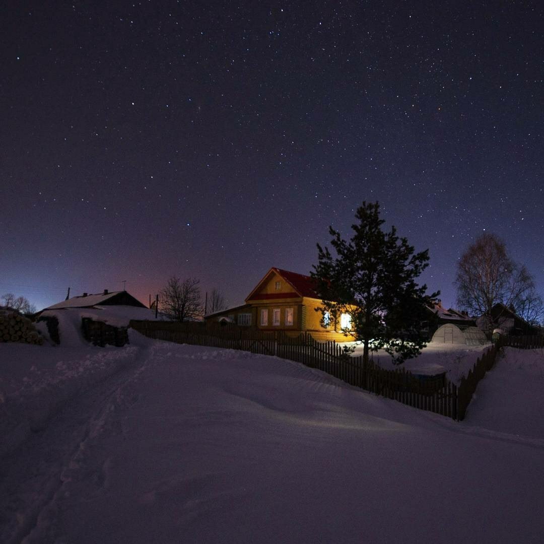 Ночь в деревне фото. Ночная деревня. Ночь в деревне. Зима ночь деревня. Зимний вечер в деревне.