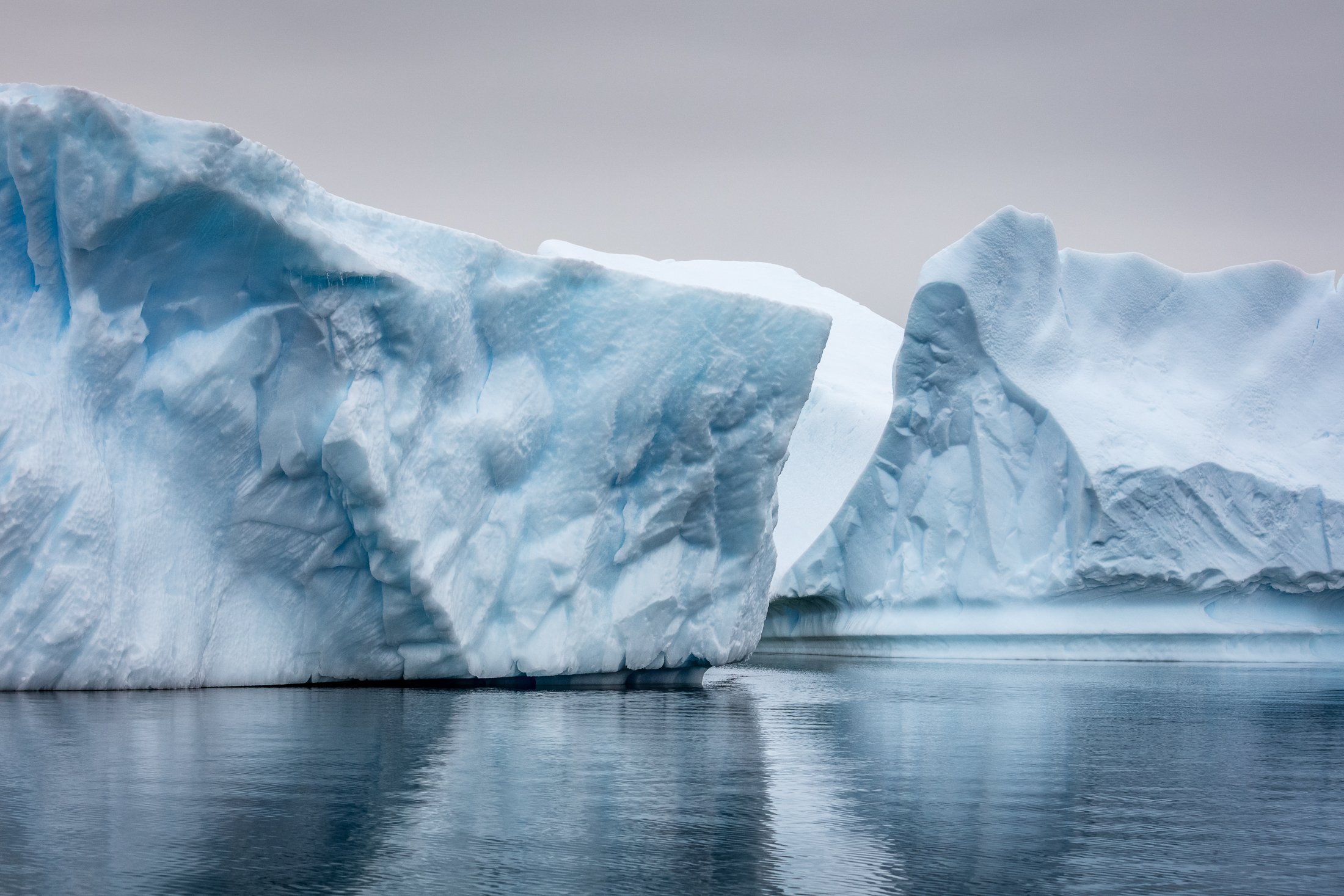Глыба льда на воде. Ледники айсберги Антарктиды. Льды и айсберги в Антарктиде. Ледник Аустфонна. Айсберг глыба льда.