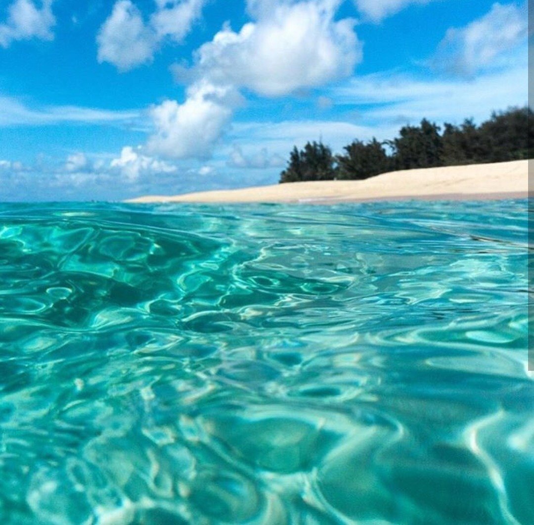 Coast water. Бирюзовая Лагуна Мальдивы. Бирюзовое море. Бирюзовая вода. Море прозрачное бирюзовое.