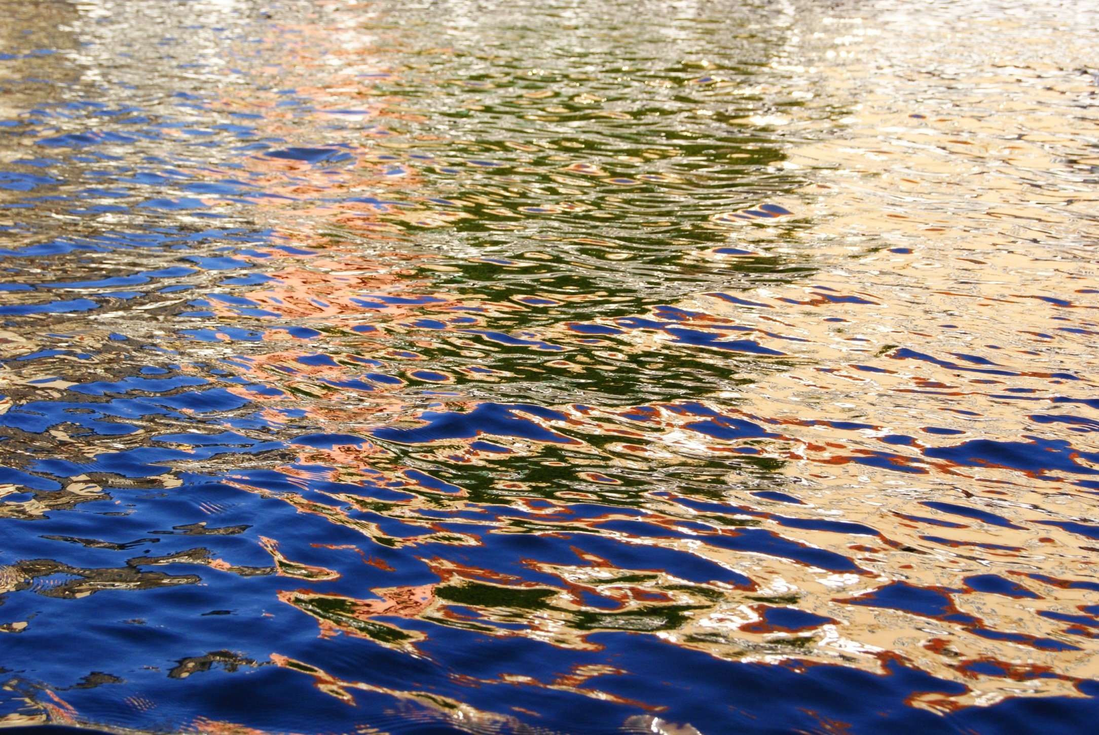 Вода у берега реки. Водная гладь. Блики на воде. Солнечные блики на воде. Блики солнца на воде.